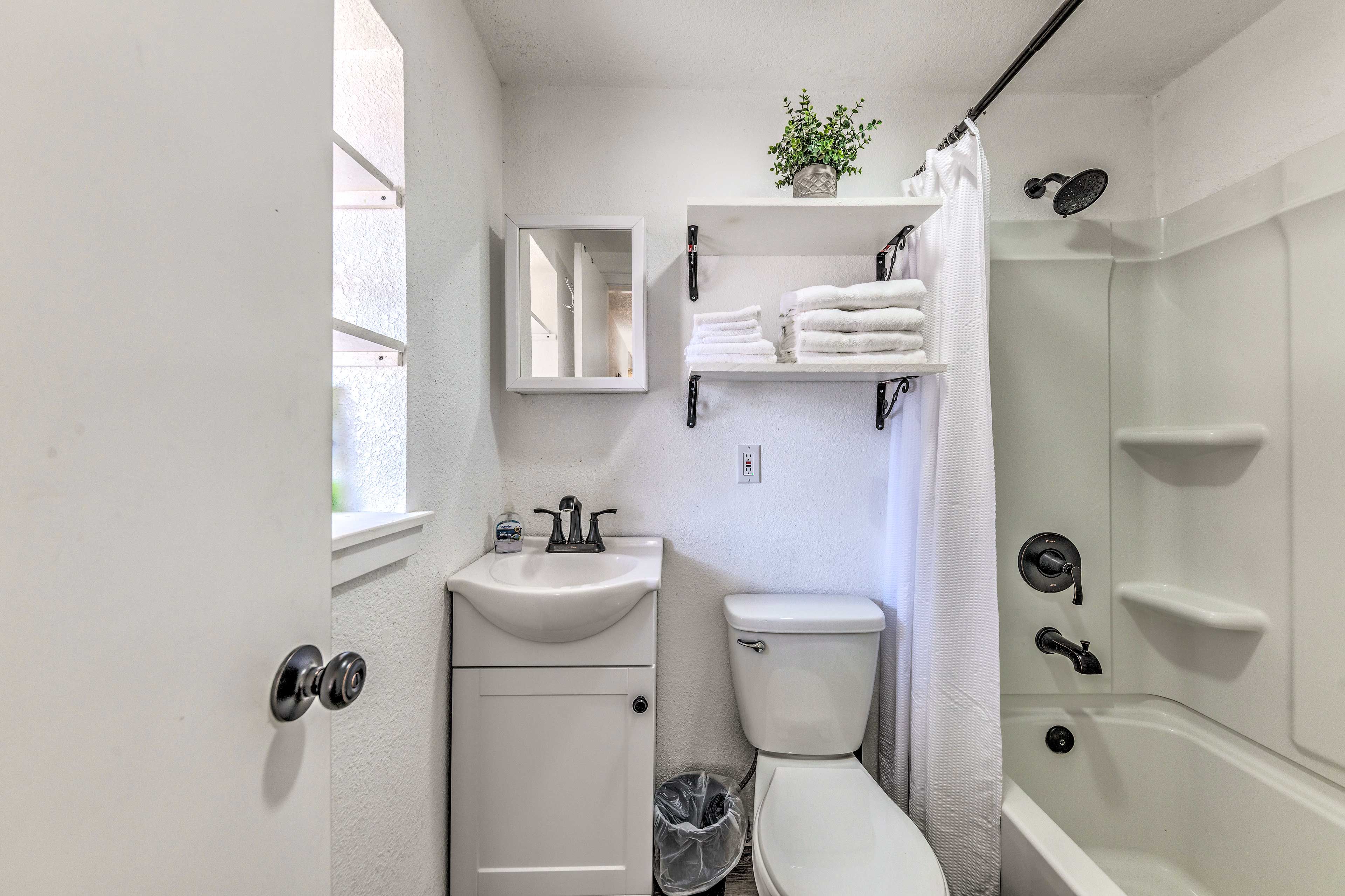 Full Bathroom | Shower/Tub Combo | Towels Provided | Complimentary Toiletries
