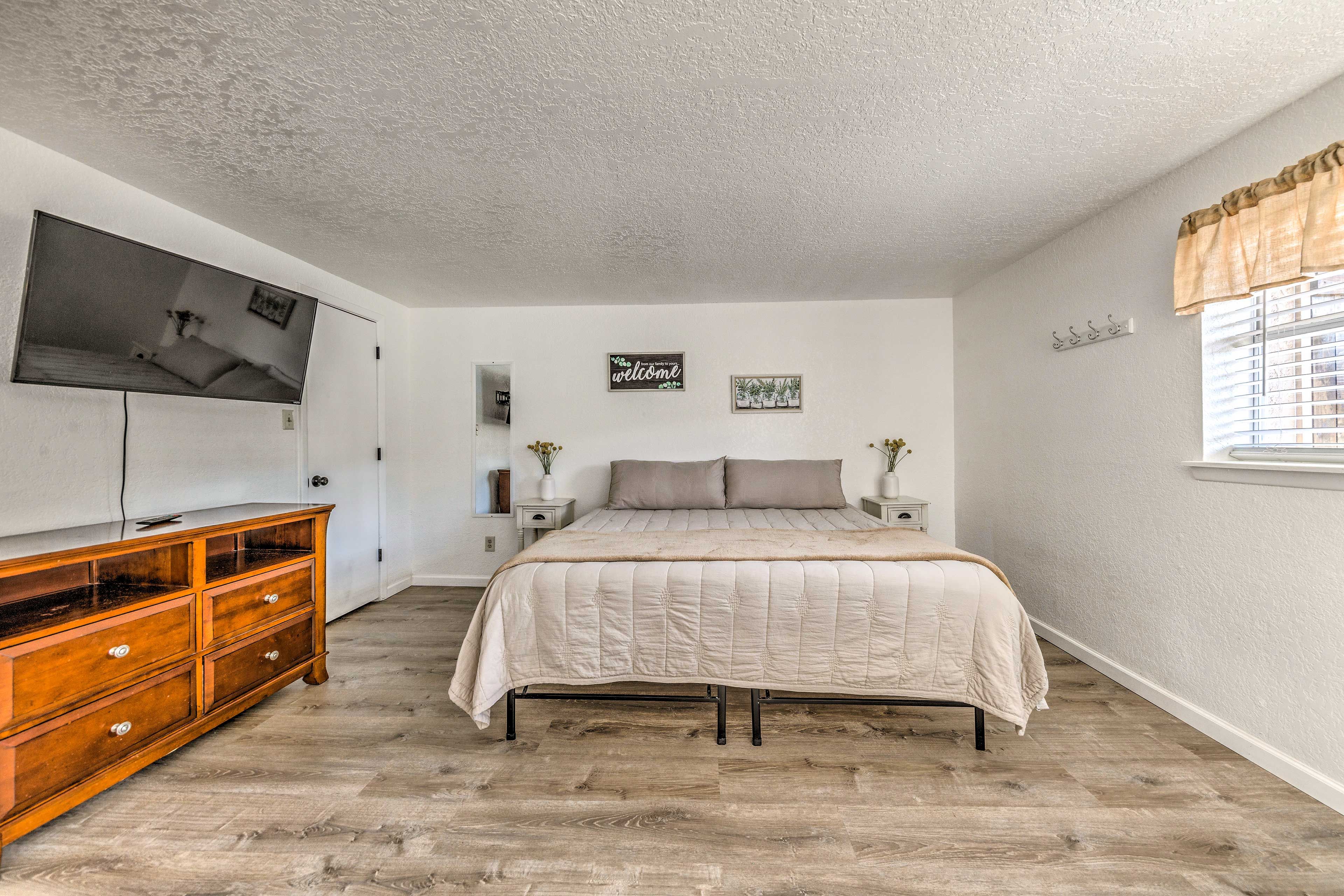 Sleeping Accommodations | King Bed | Linens Provided