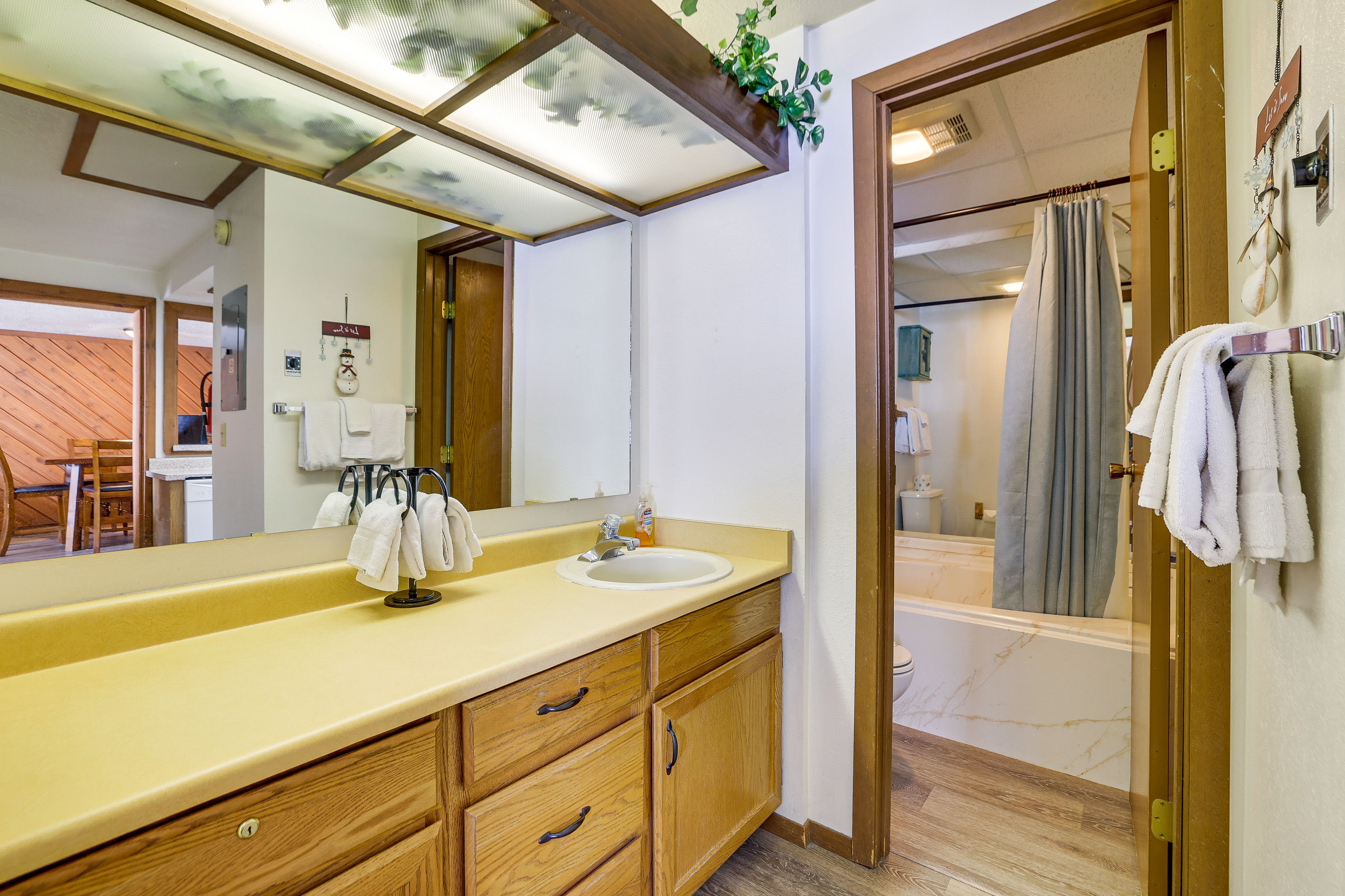 Full Bathroom | Main Level | Towels Provided | Toiletries