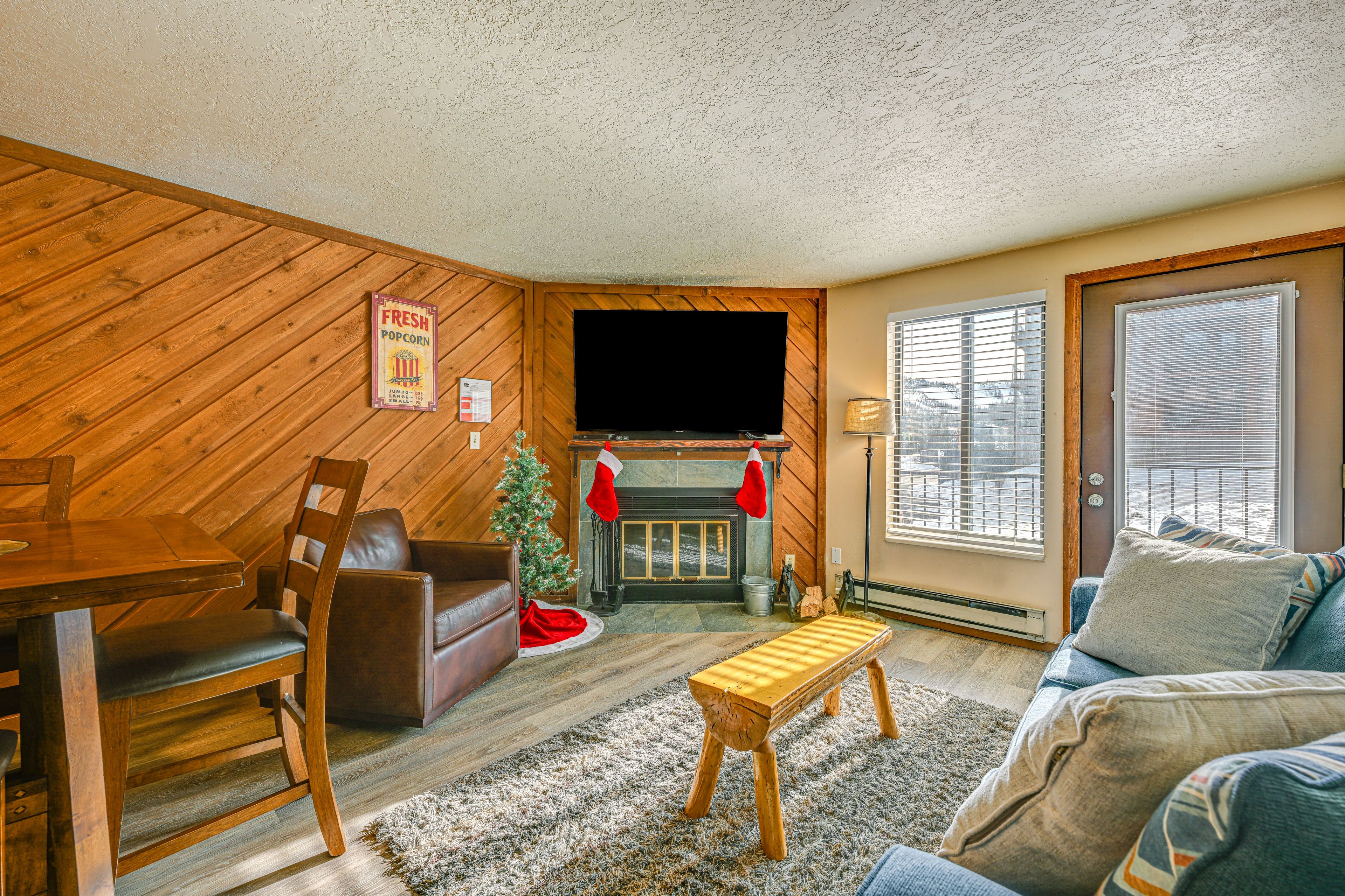 Living Room | Smart TV w/ Cable | Free WiFi