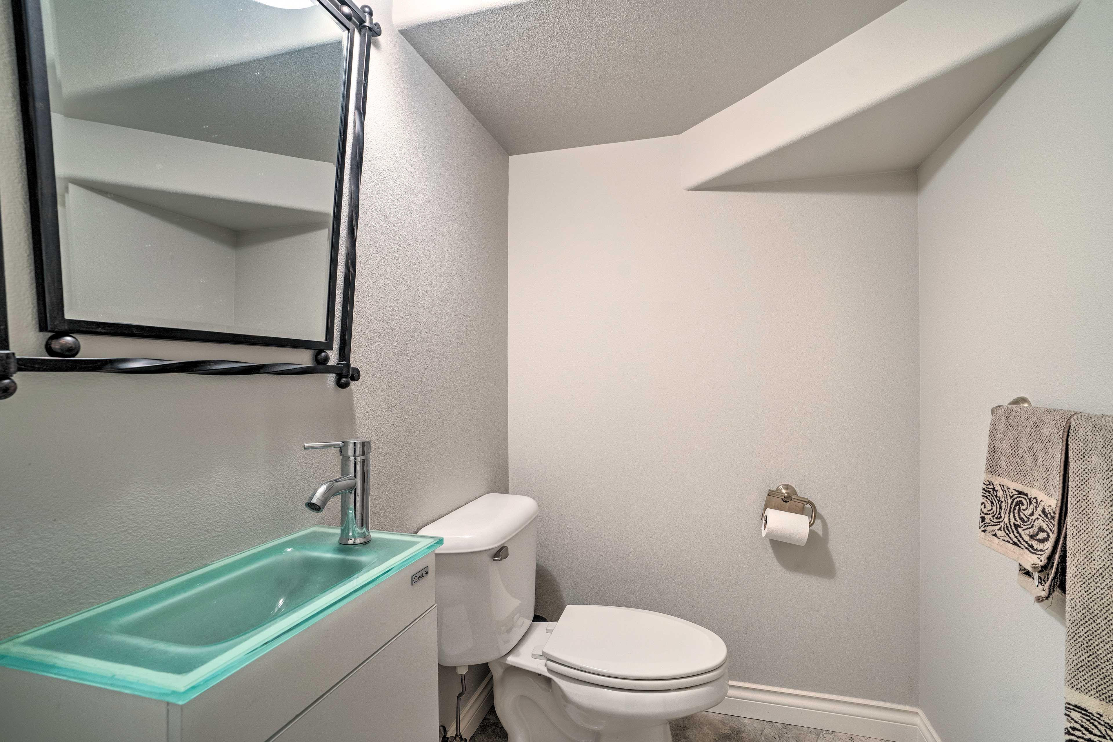 Full Bathroom | Towels Provided