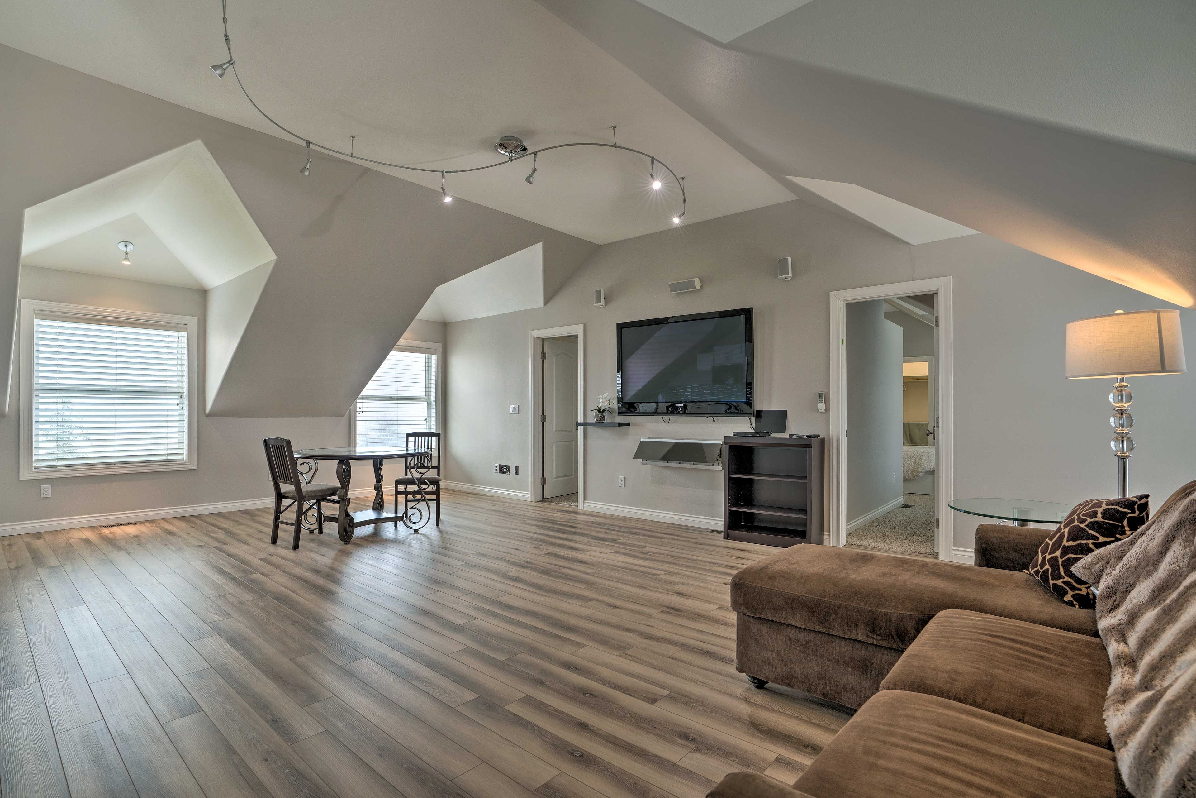 Open Living | Columbia River Views | Free WiFi