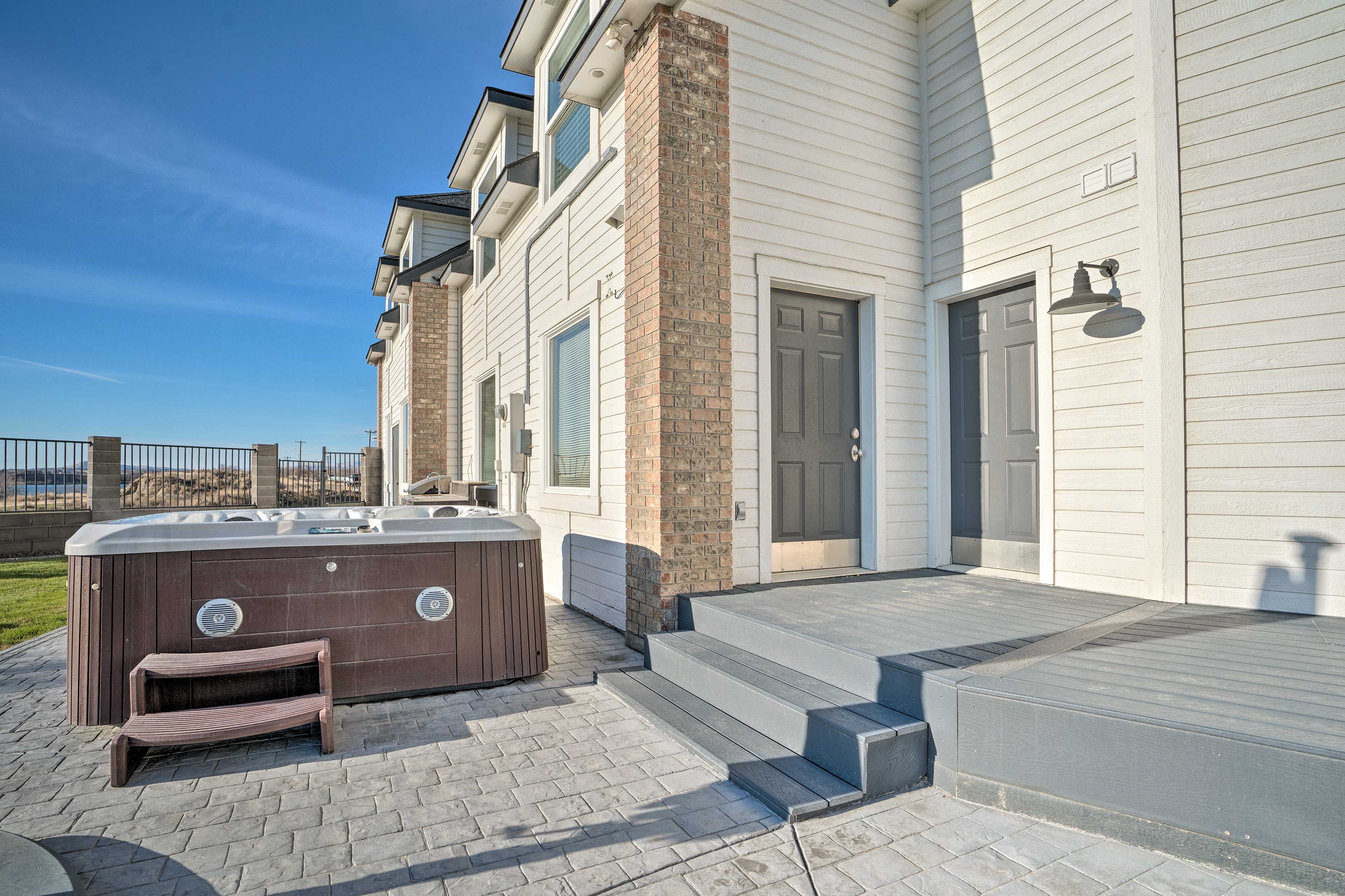 Backyard | Shared Hot Tub | Gas Grill | Columbia River Views
