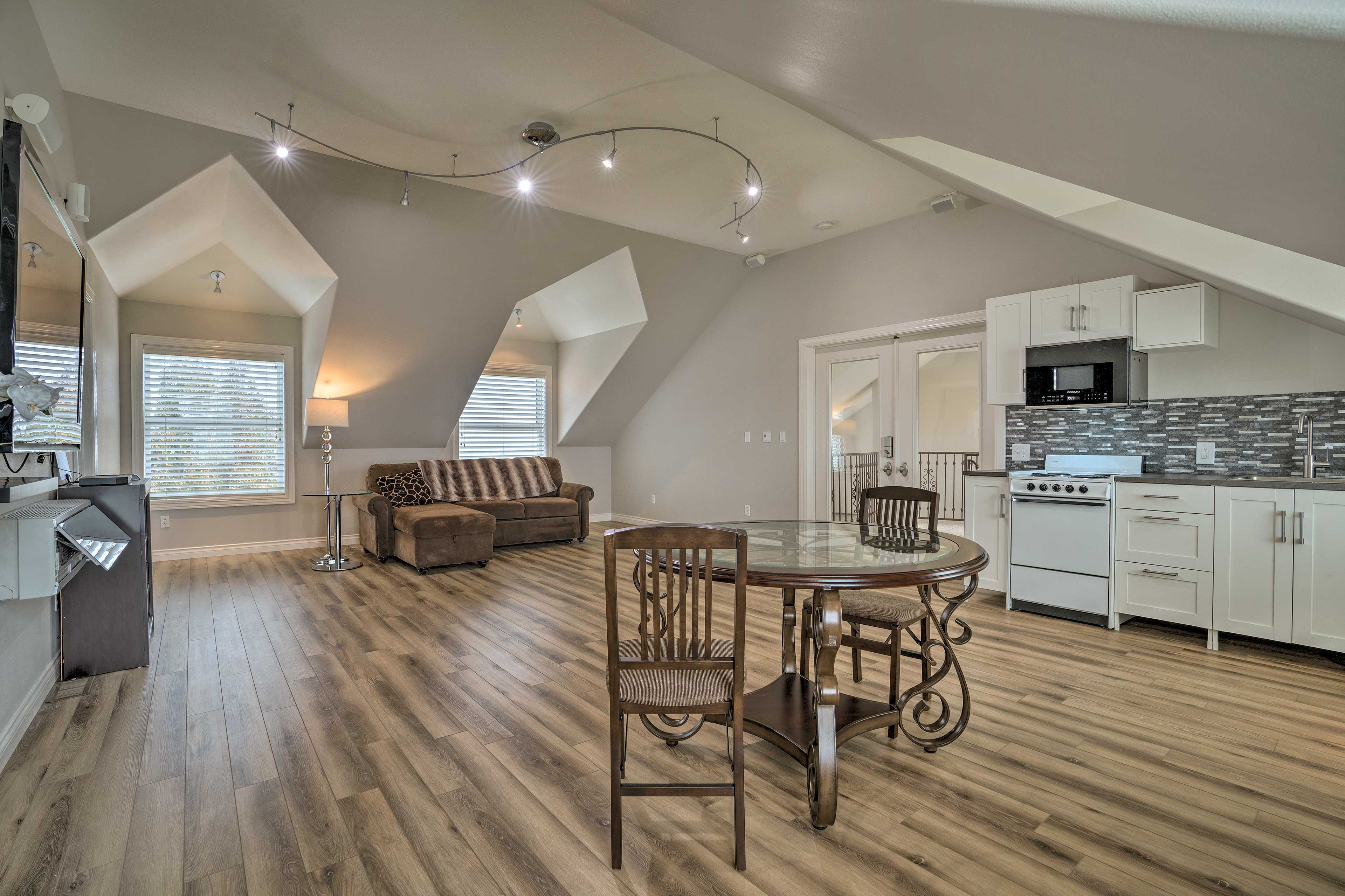Dining Area | Dishware/Flatware Provided