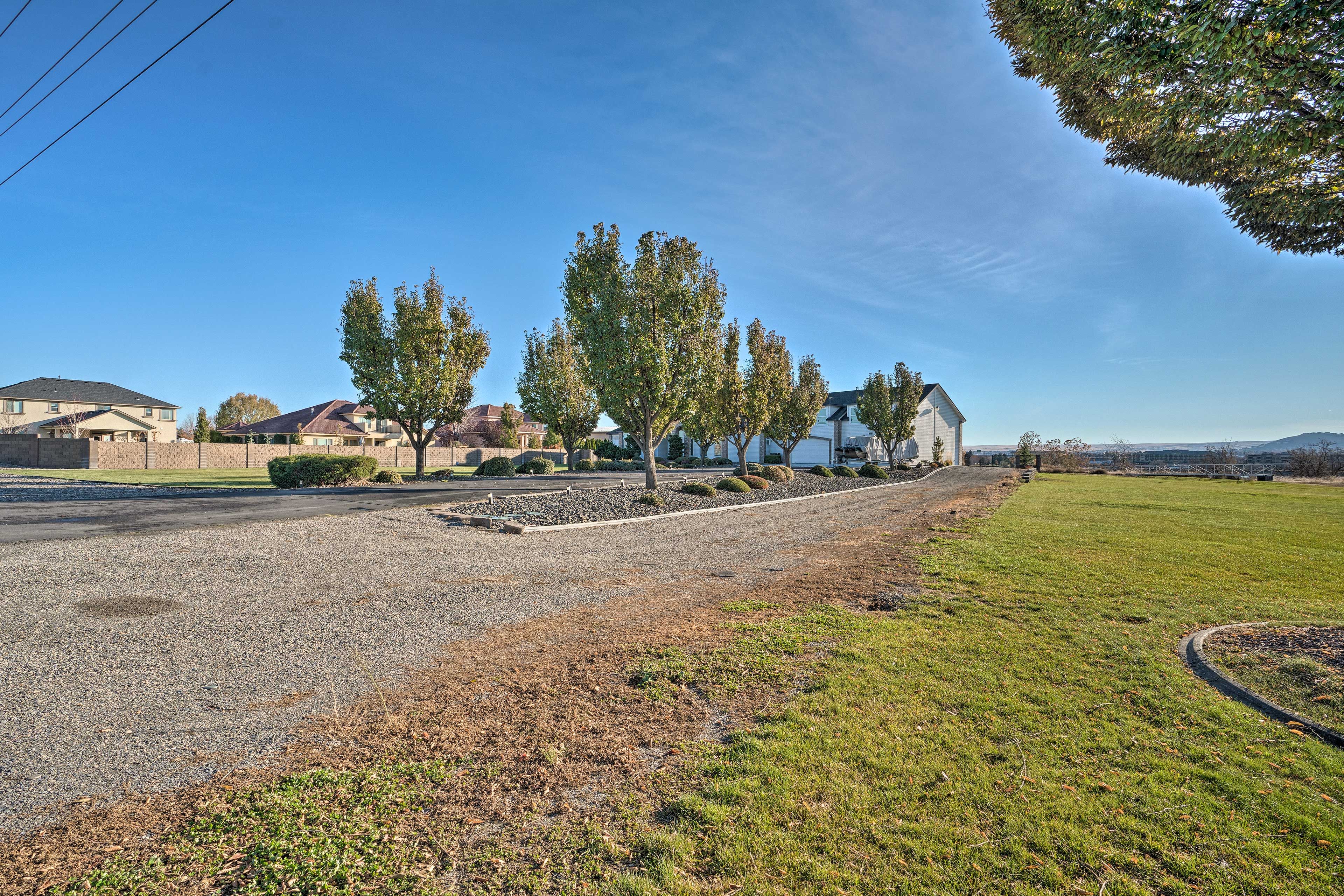 Parking | Gravel Driveway (2 Vehicles)