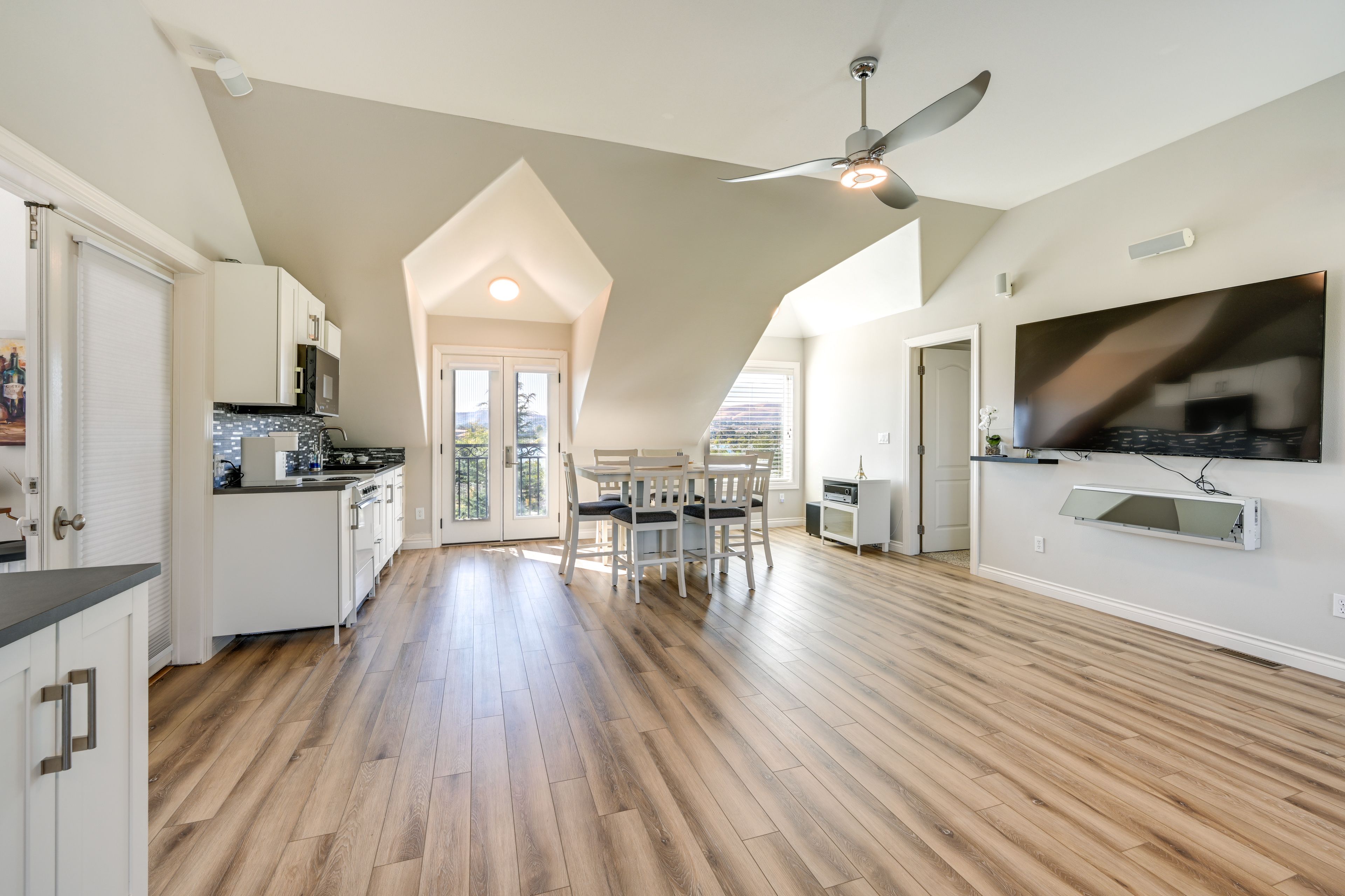 Open Living | Columbia River Views | Free WiFi