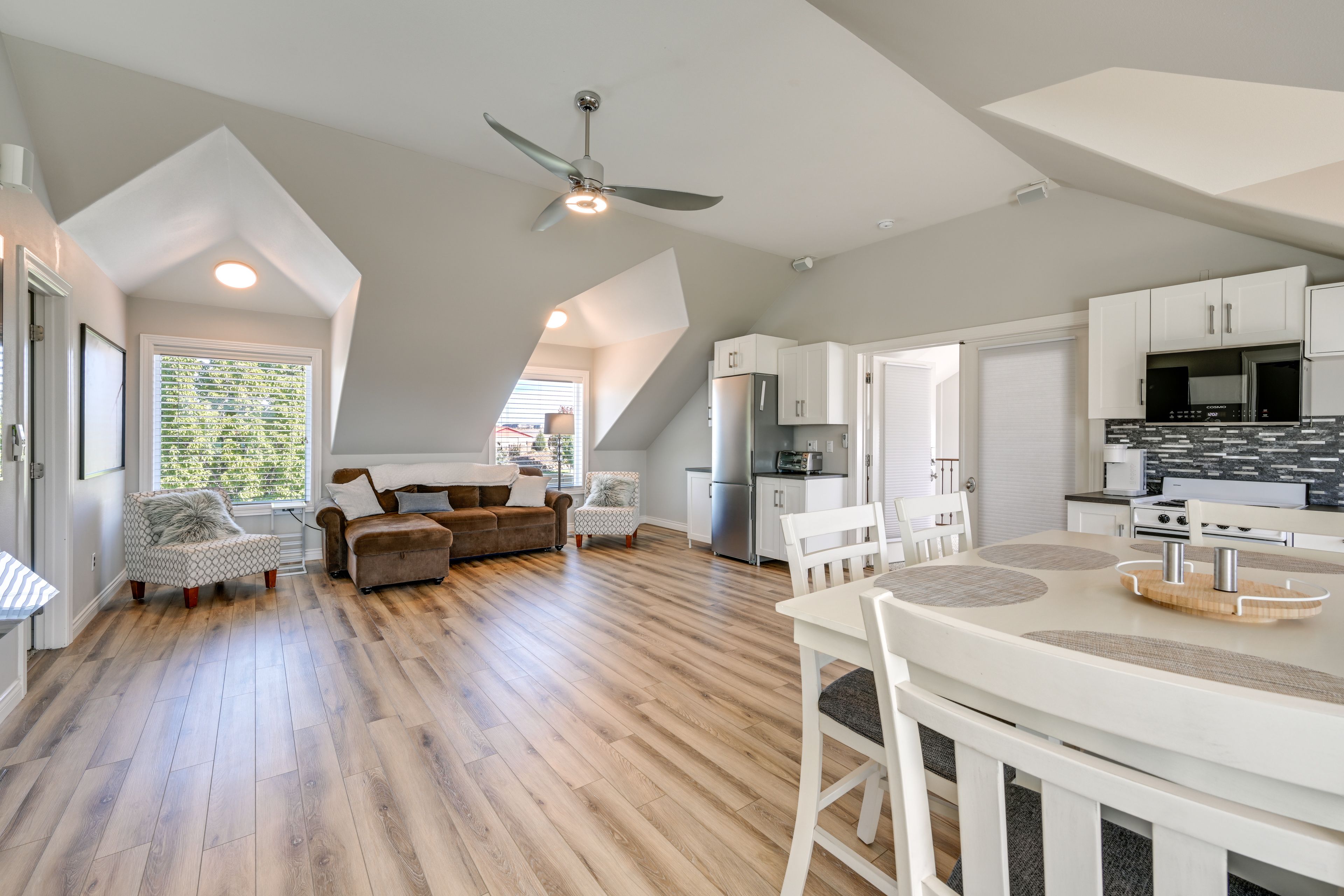 Dining Area | Dishware/Flatware Provided