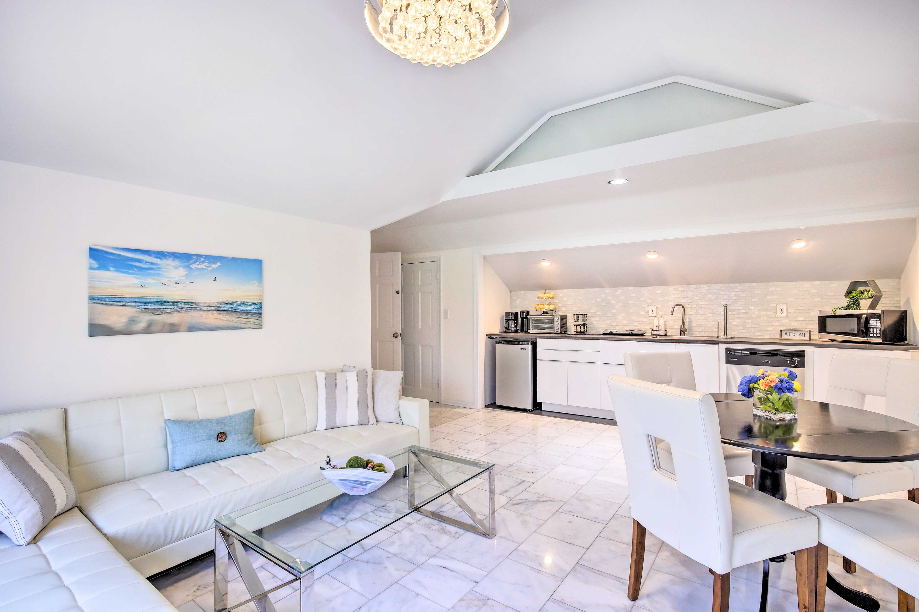 Lounge | Full Sleeper Sofa | Dining Area | Kitchenette