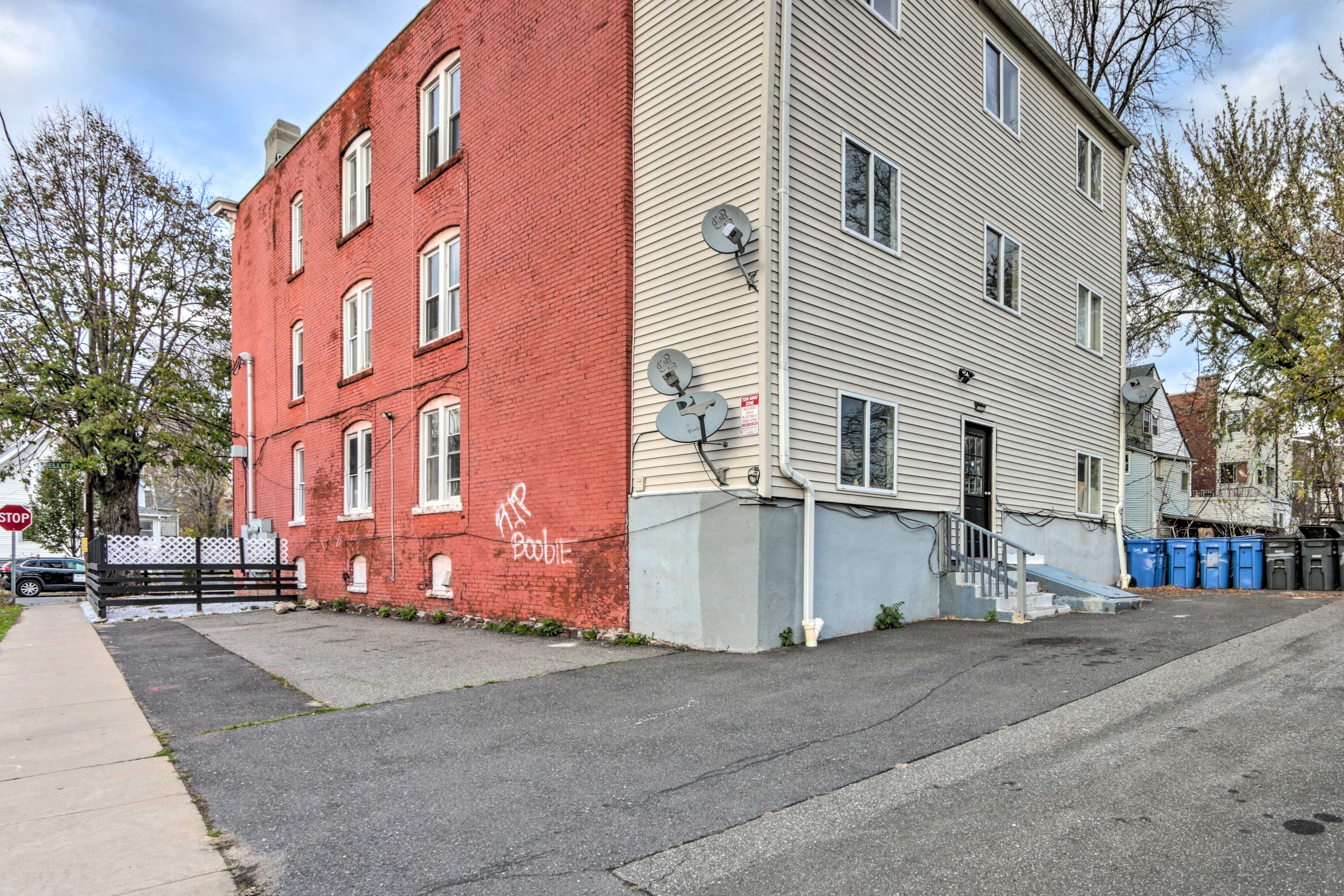 Parking | Driveway (1 Vehicle) | Street Parking