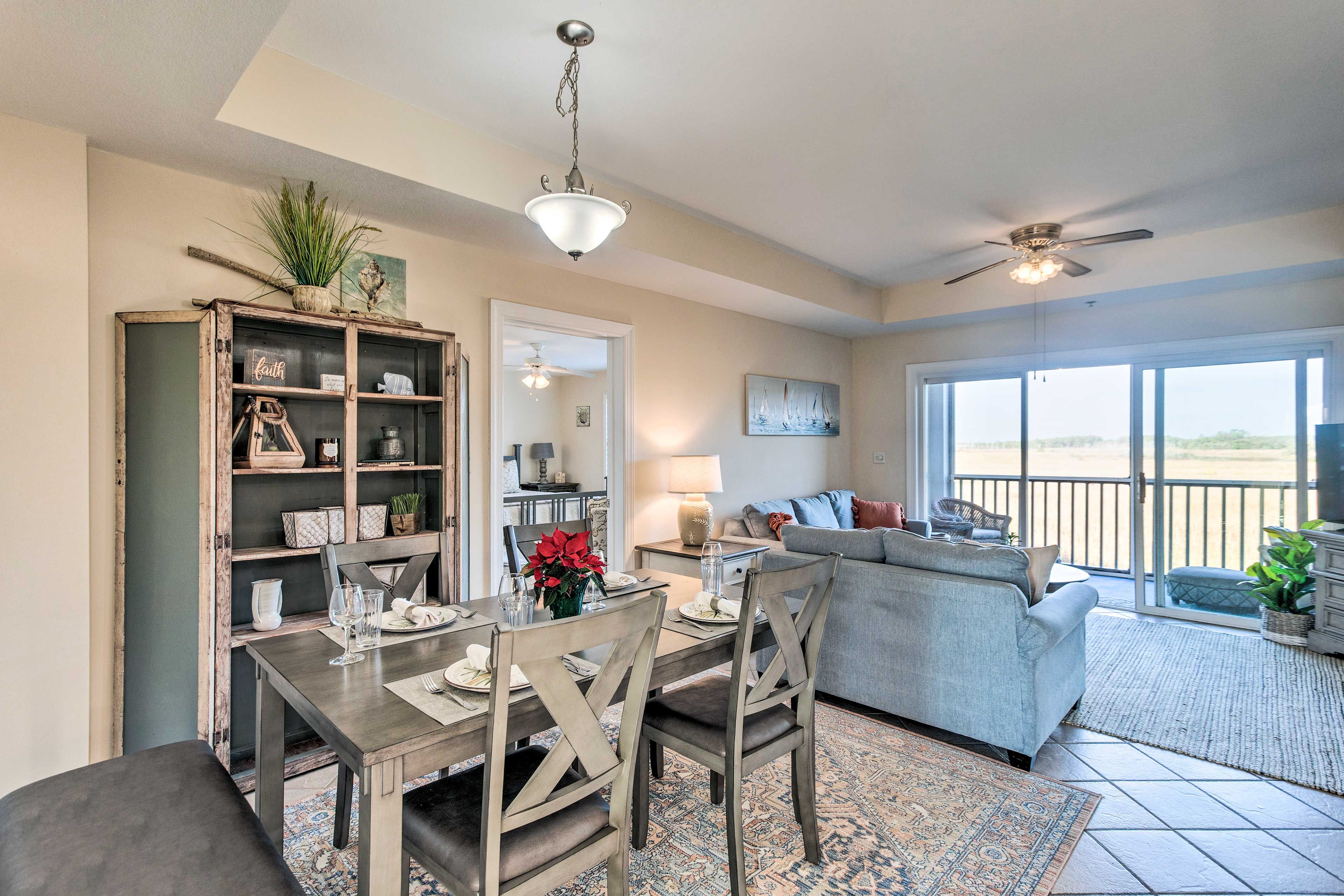 Dining Area | Dishware/Flatware Provided