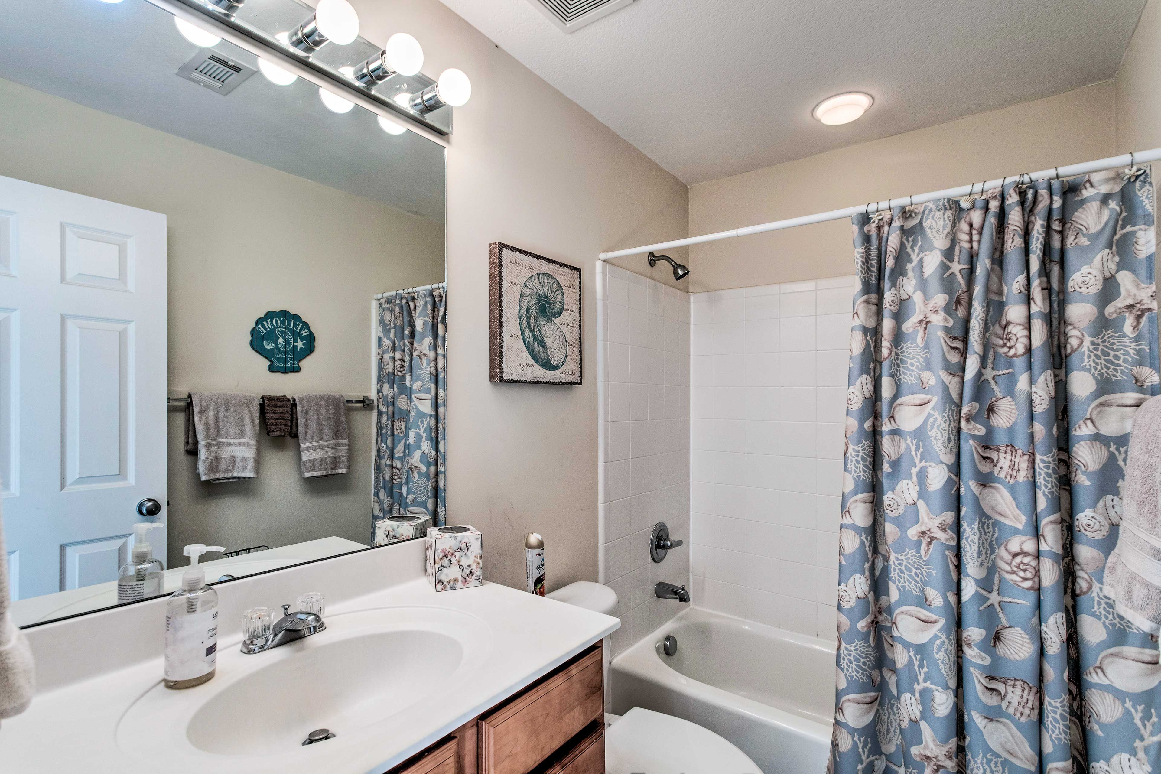 Full Bathroom | Towels Provided