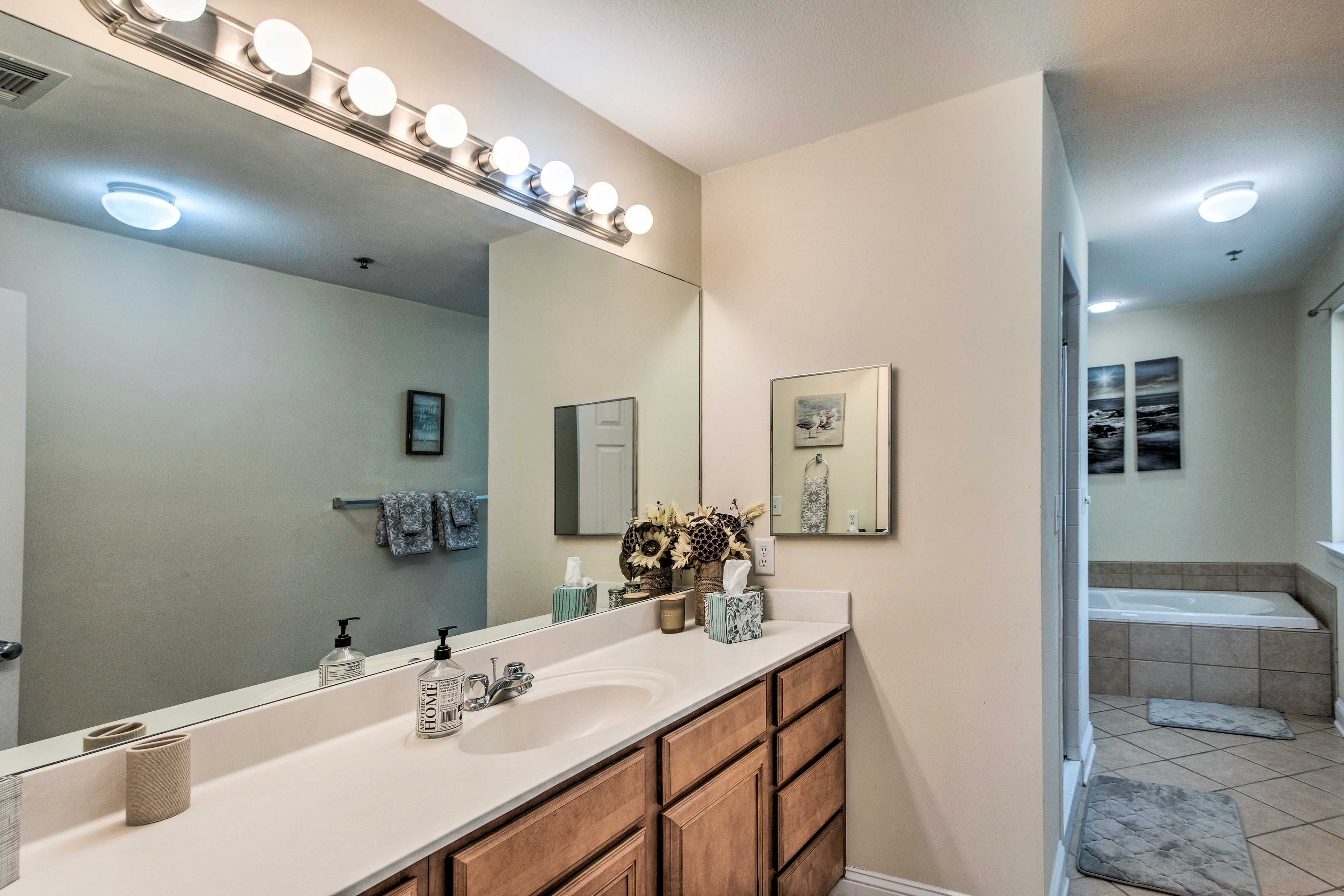 Full Bathroom | Soaking Tub | Complimentary Toiletries