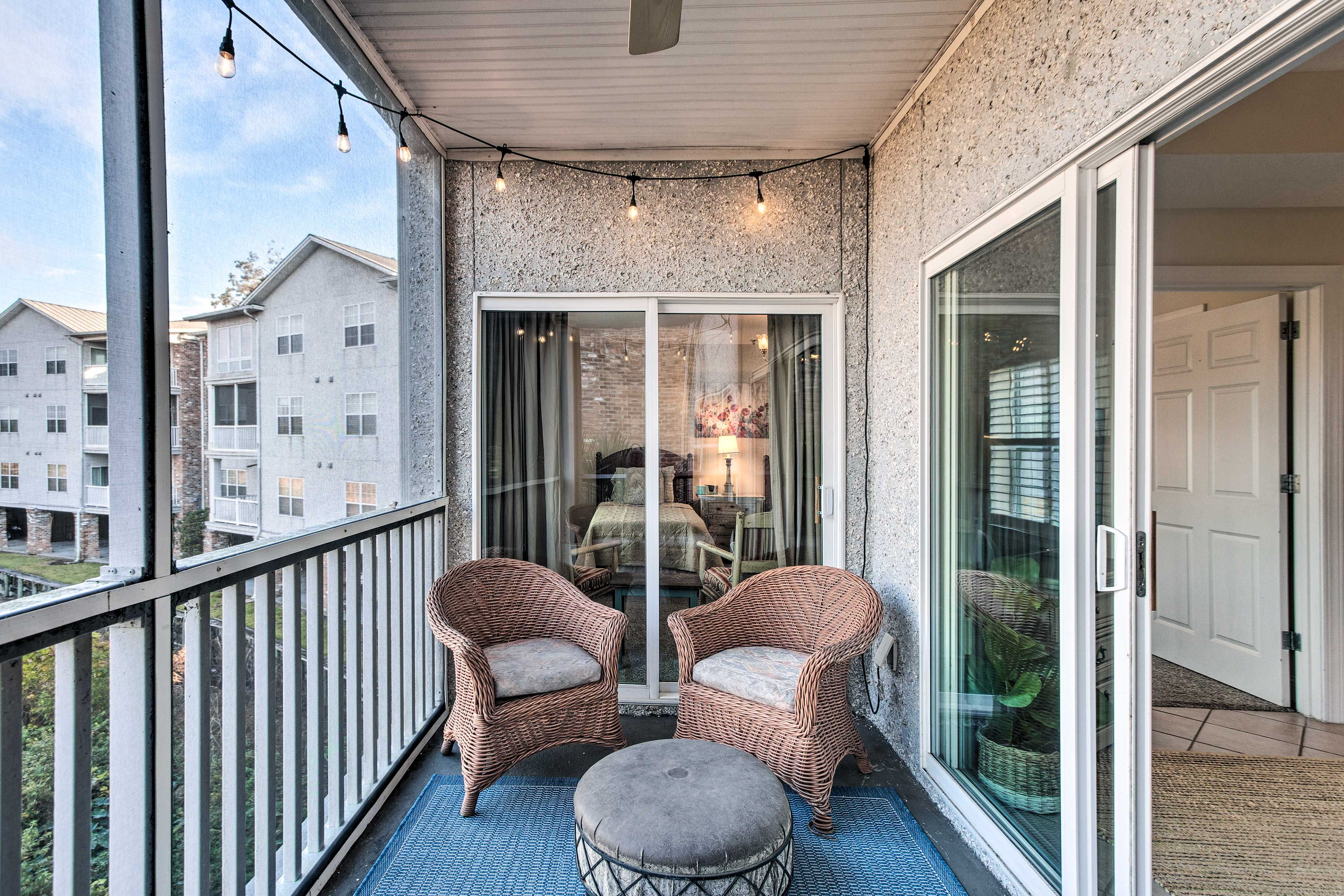 Screened-In Balcony | Community Outdoor Pool (3'-6') | Free WiFi