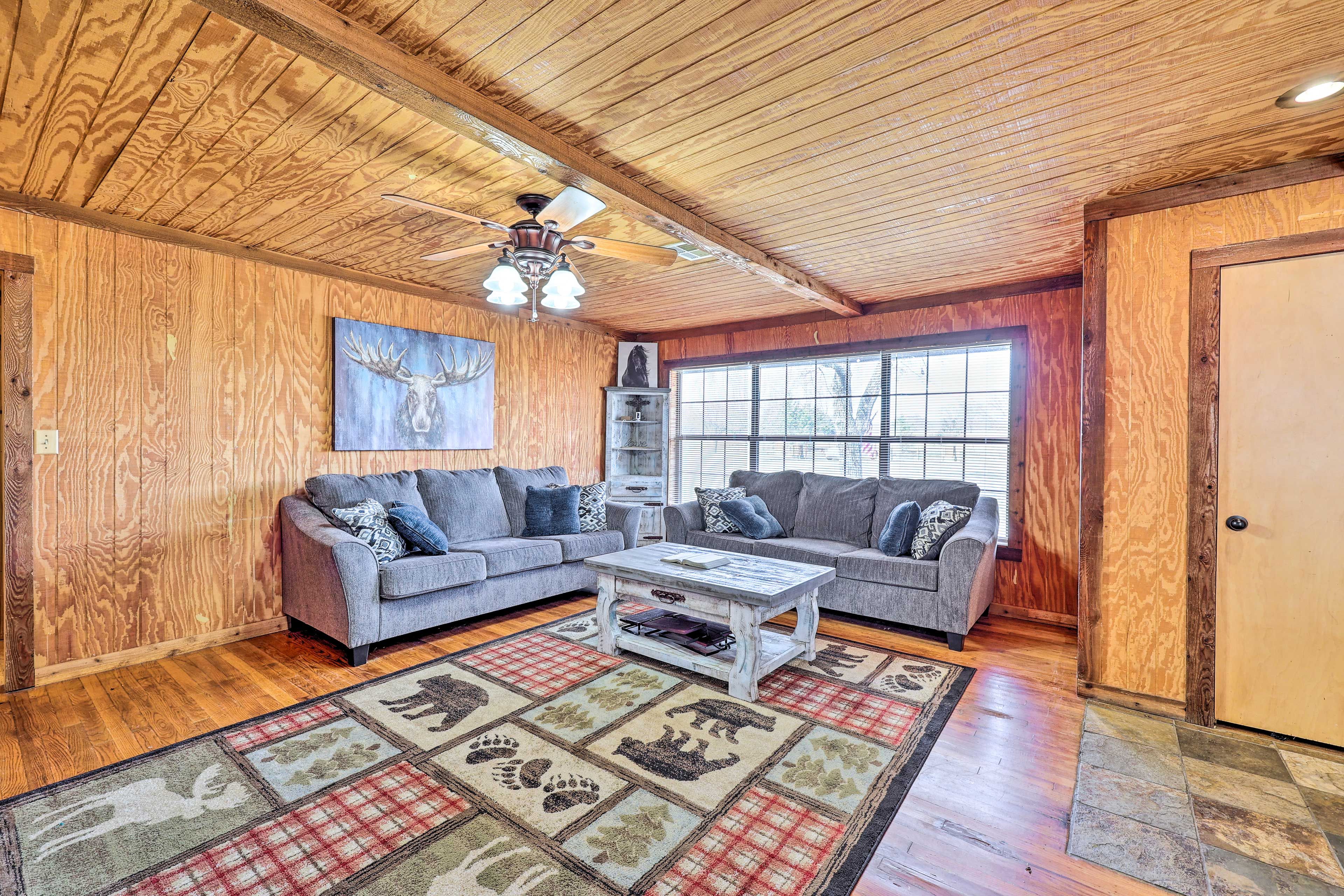 Living Room | Central A/C | Board Games | Queen Sleeper Sofa