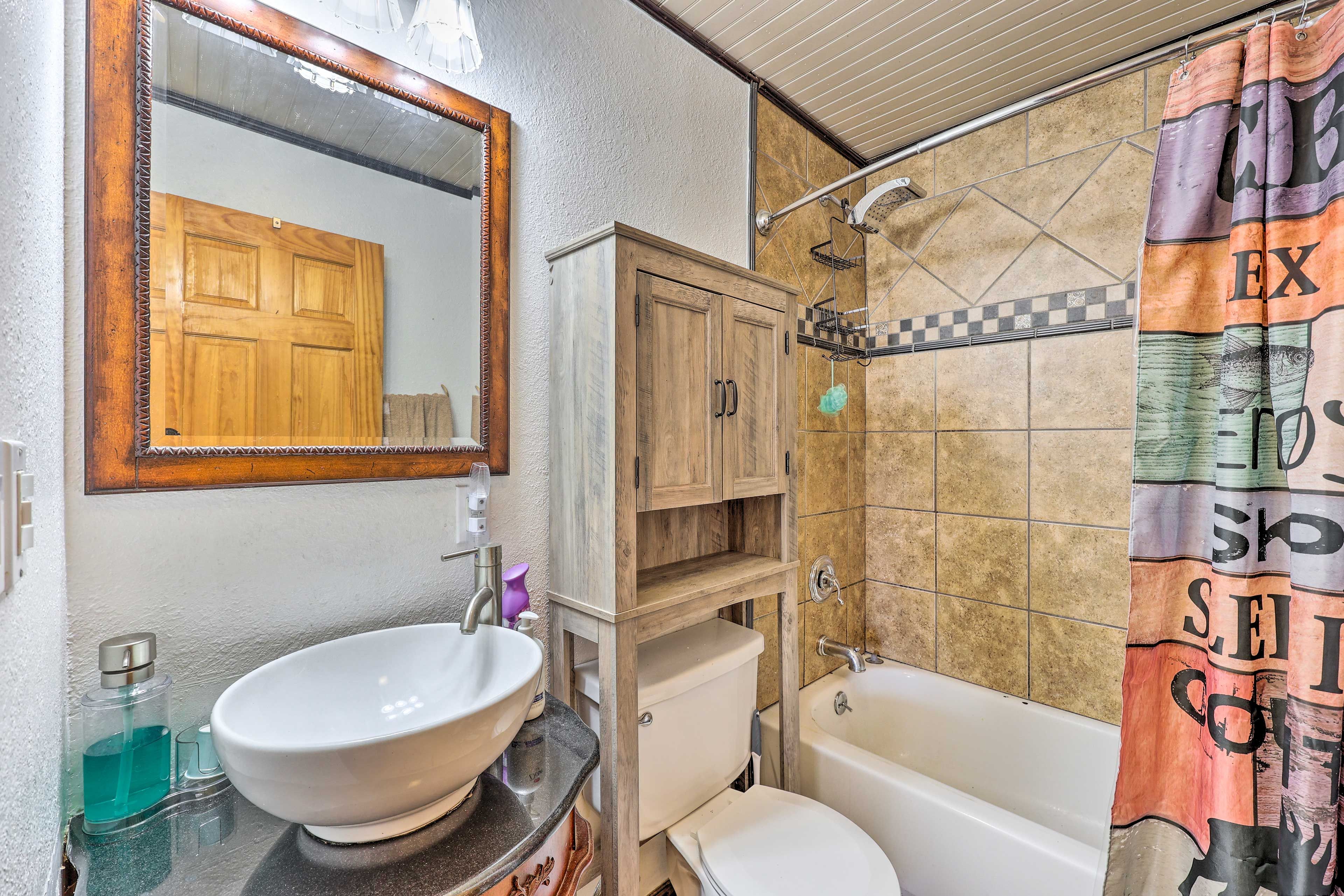Full Bath | Towels Provided
