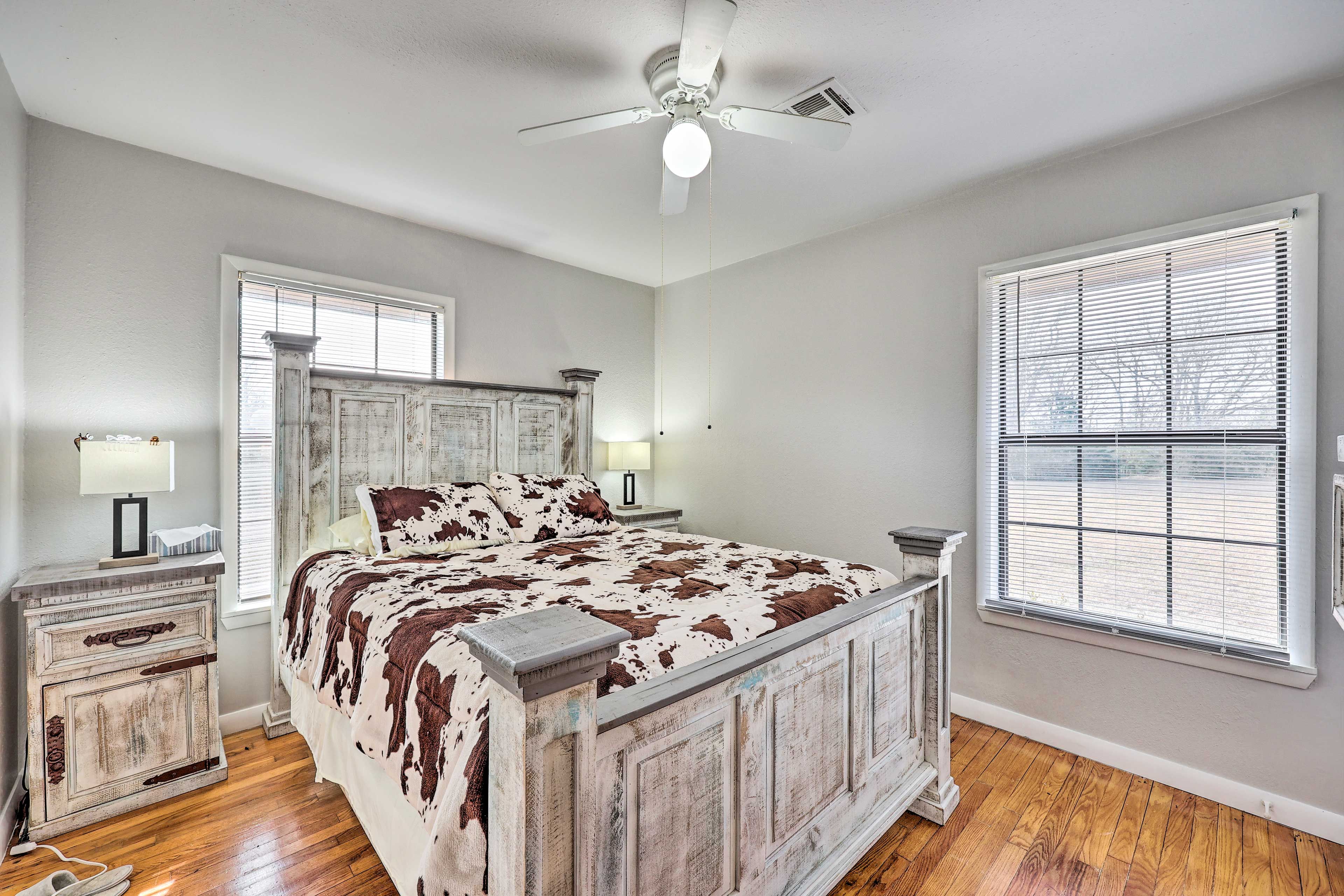 Bedroom 1 | Queen Bed | Linens Provided