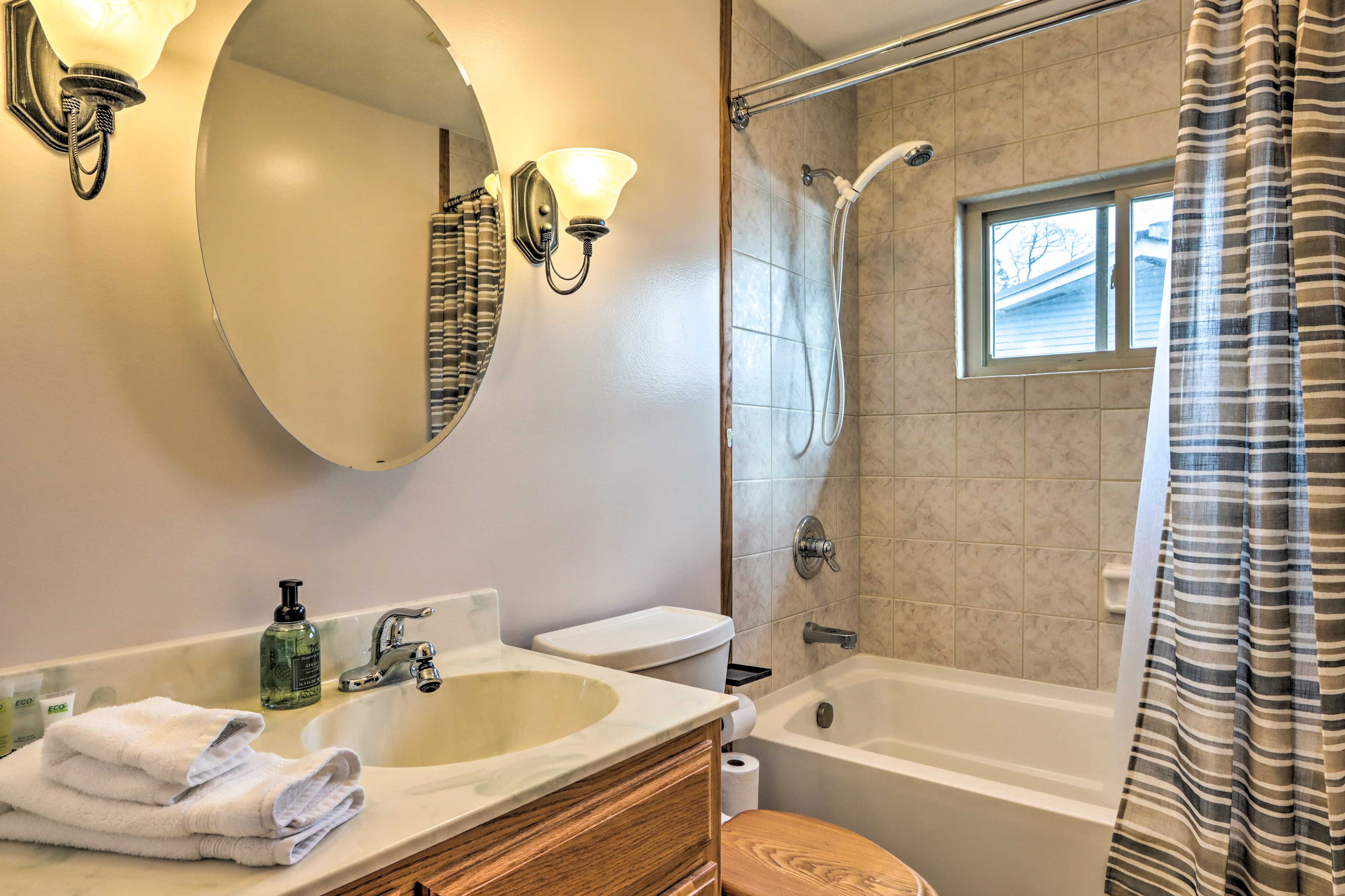 Full Bathroom | Complimentary Toiletries