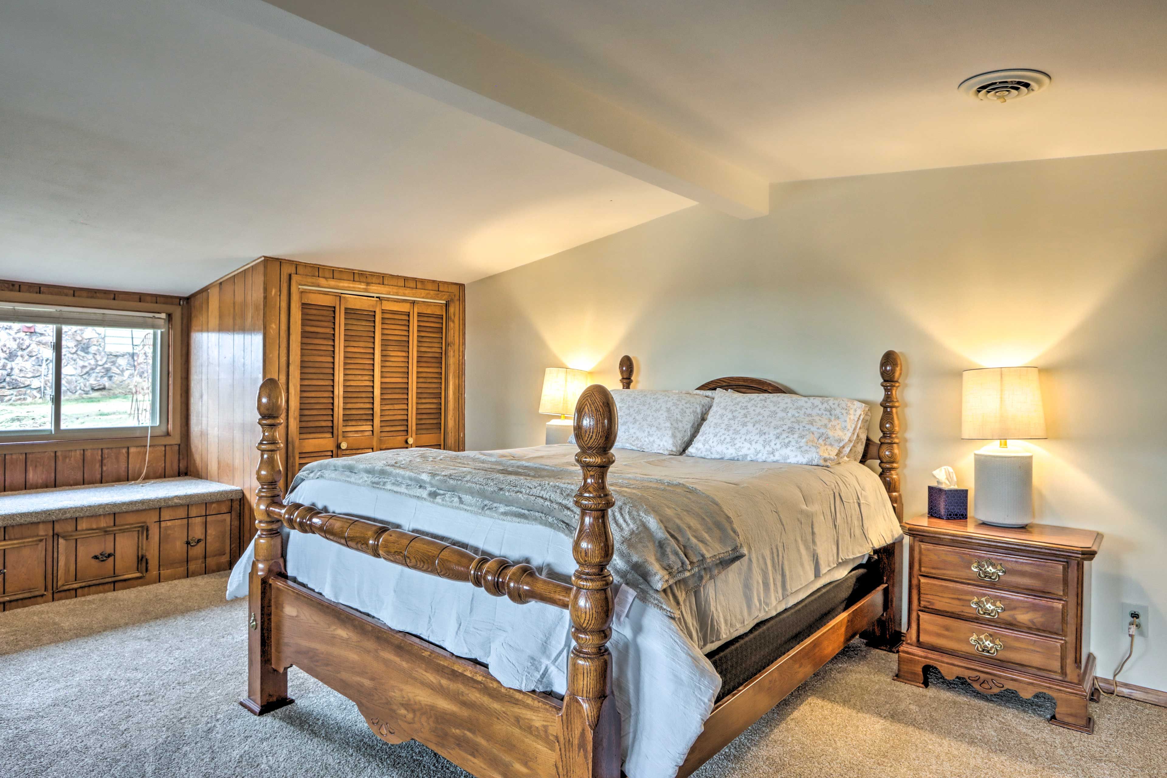 Bedroom 2 | Queen Bed | Hangers