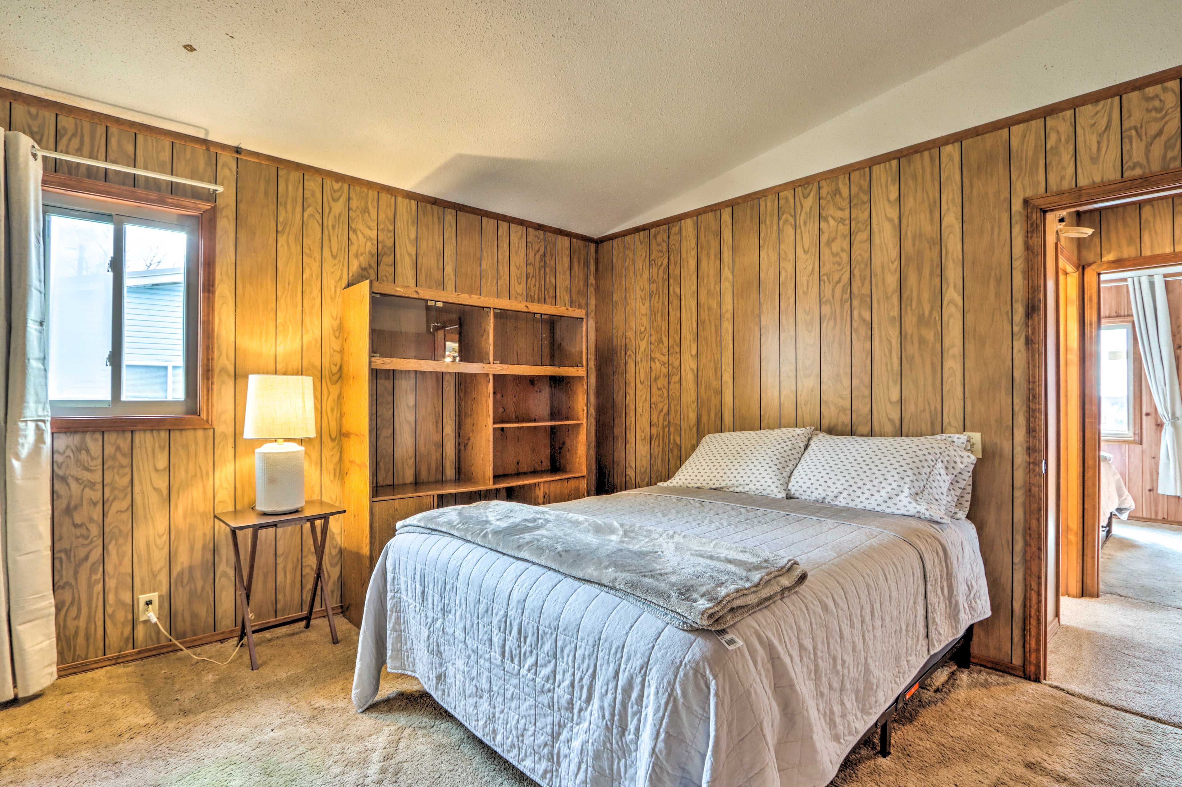 Bedroom 3 | Queen Bed