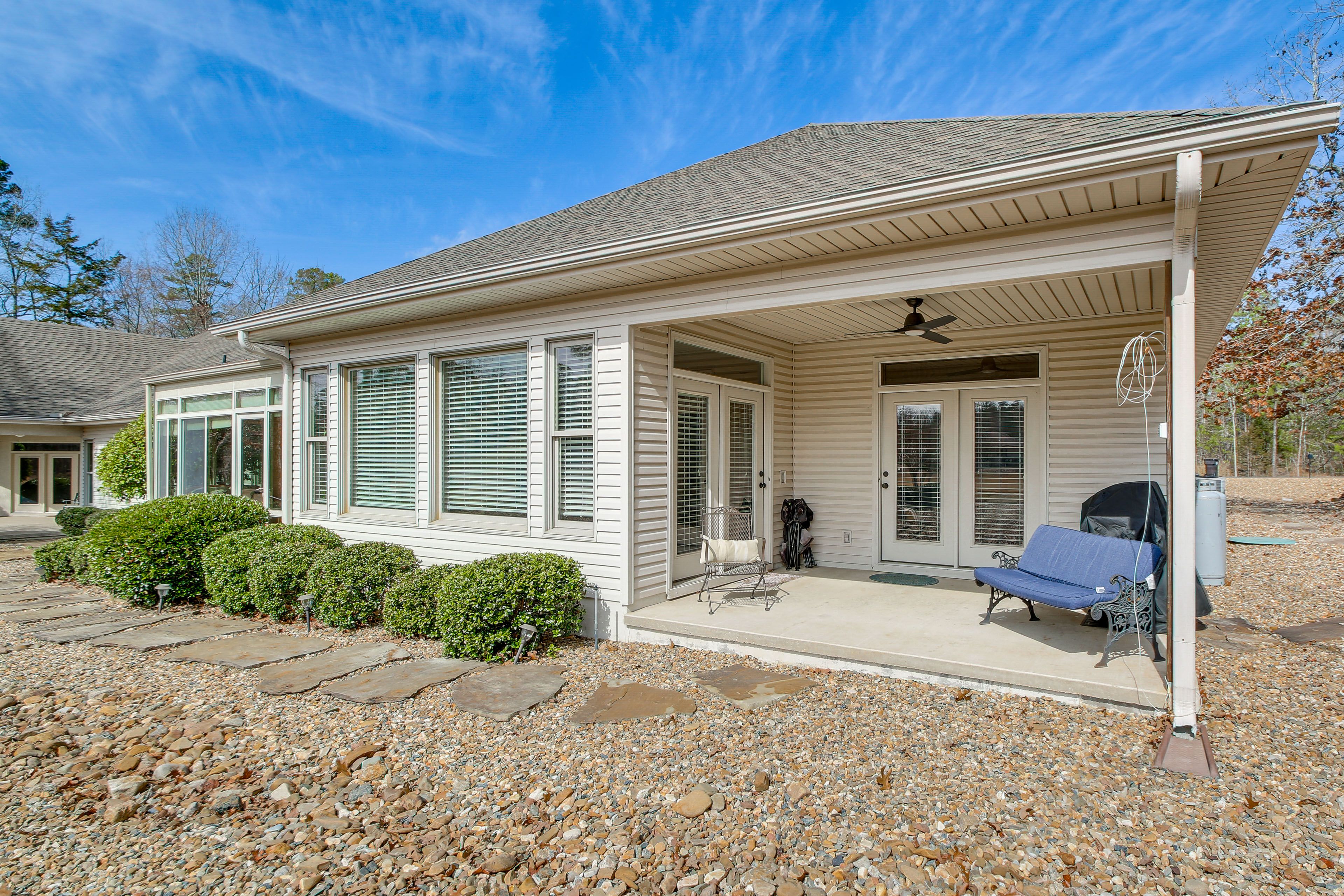 Rear Patio | 13 Mi to Hot Springs National Park