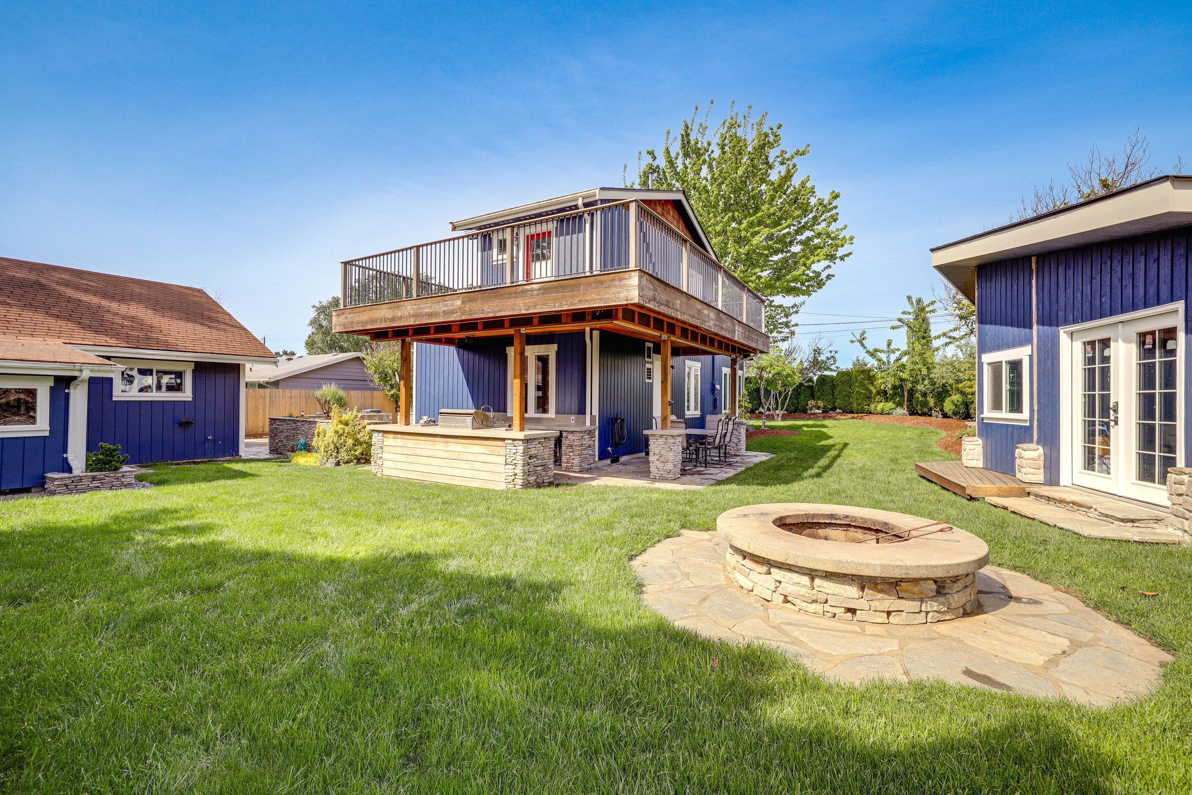 Private Yard | Fire Pit