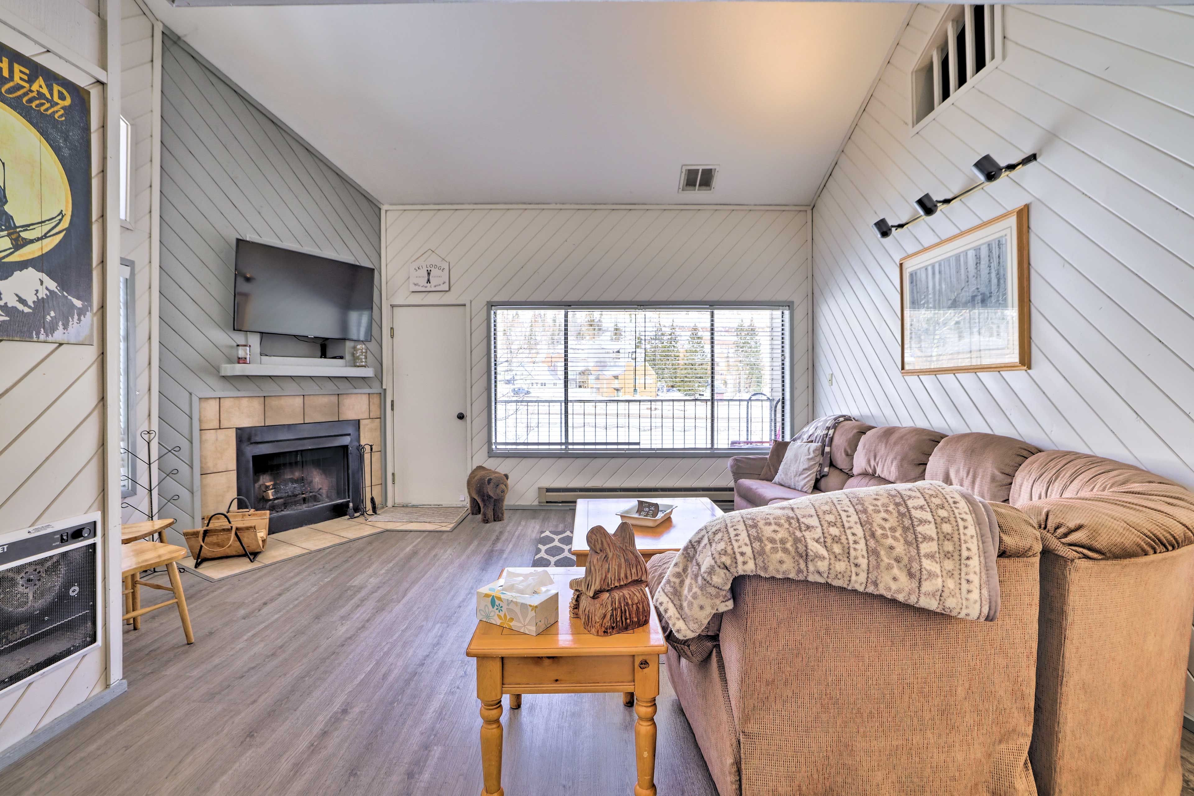 Living Room | Smart TV | Fireplace (Decorative Only)