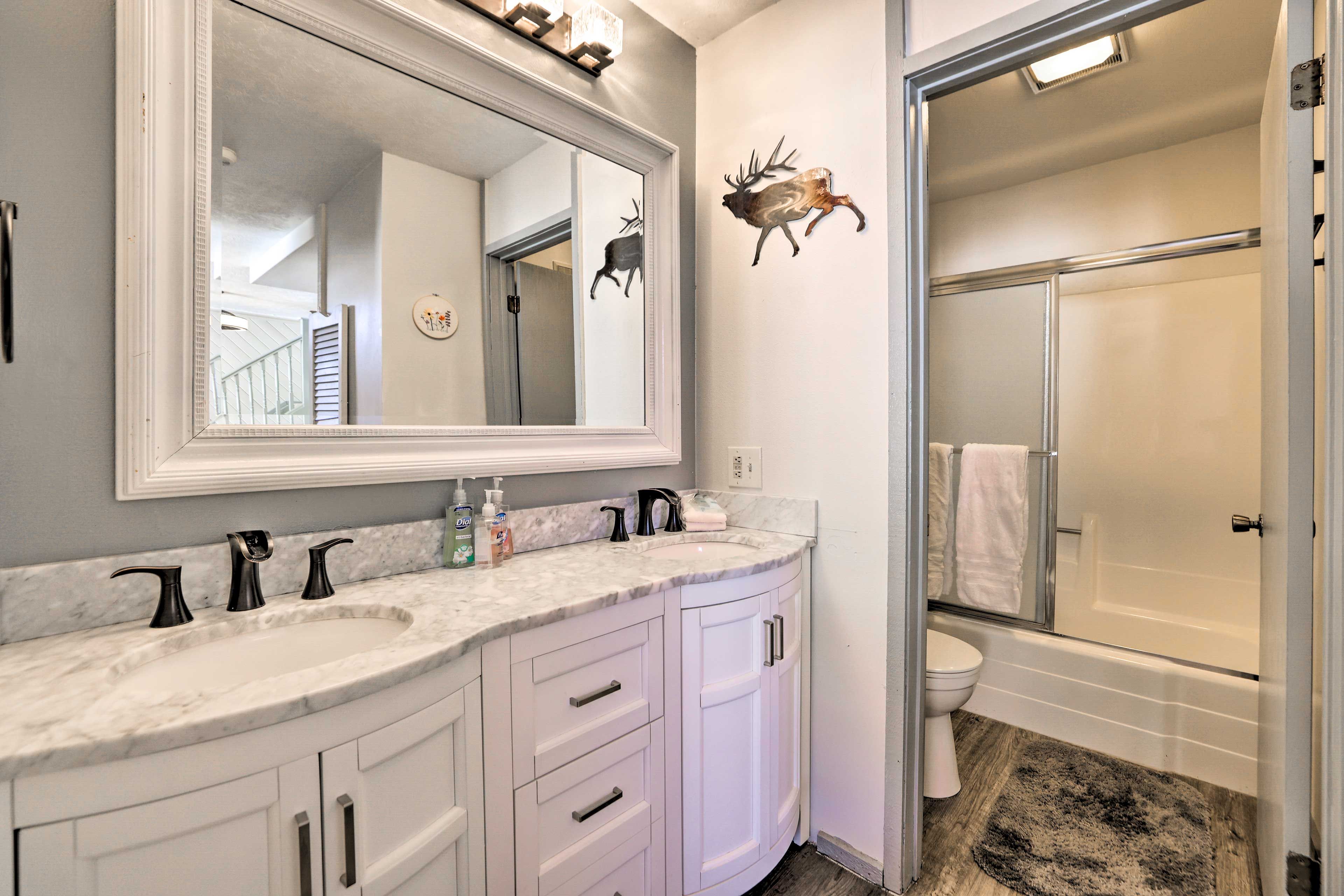Full Bathroom | Towels Provided | Complimentary Toiletries