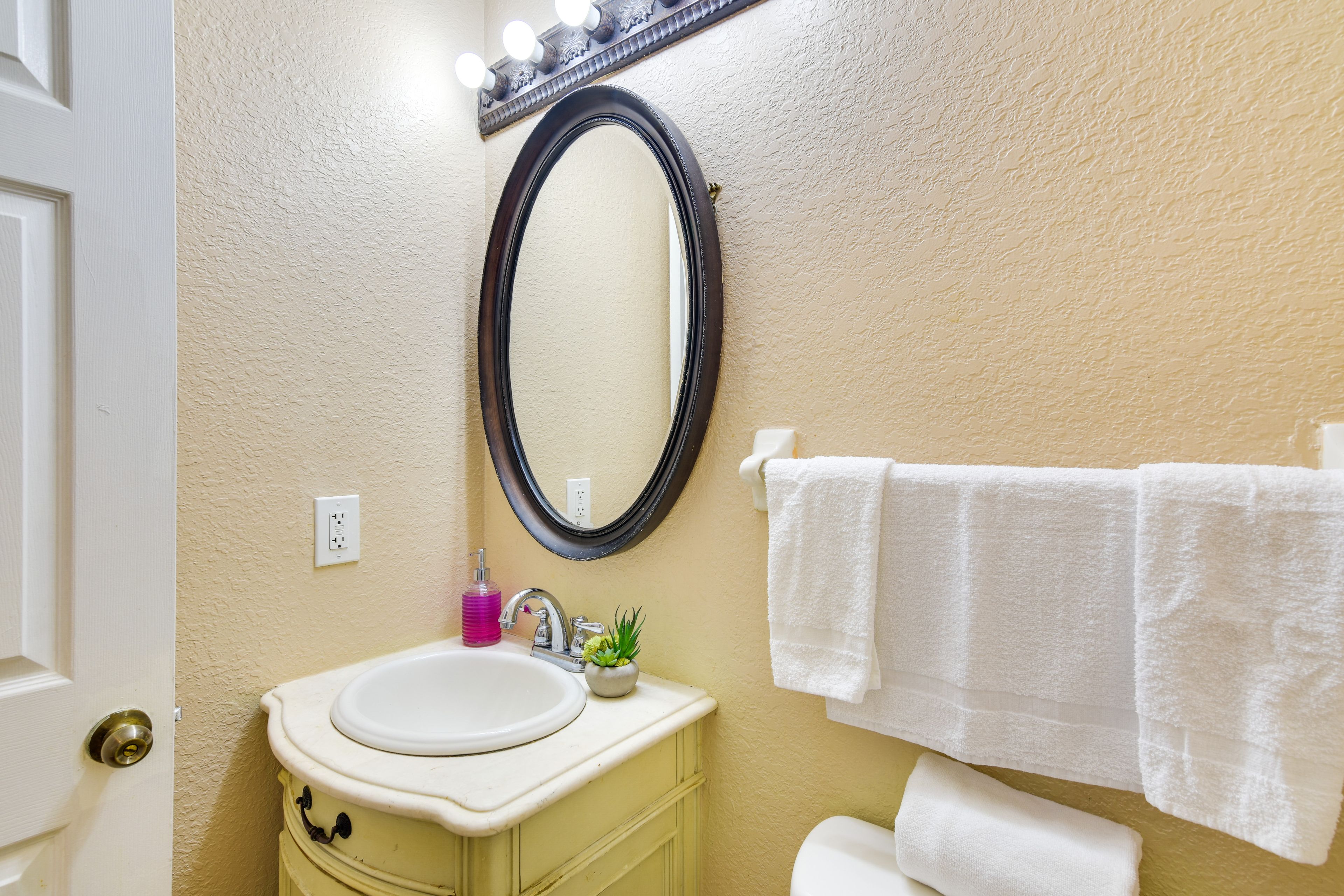 Half Bathroom | 1st Floor