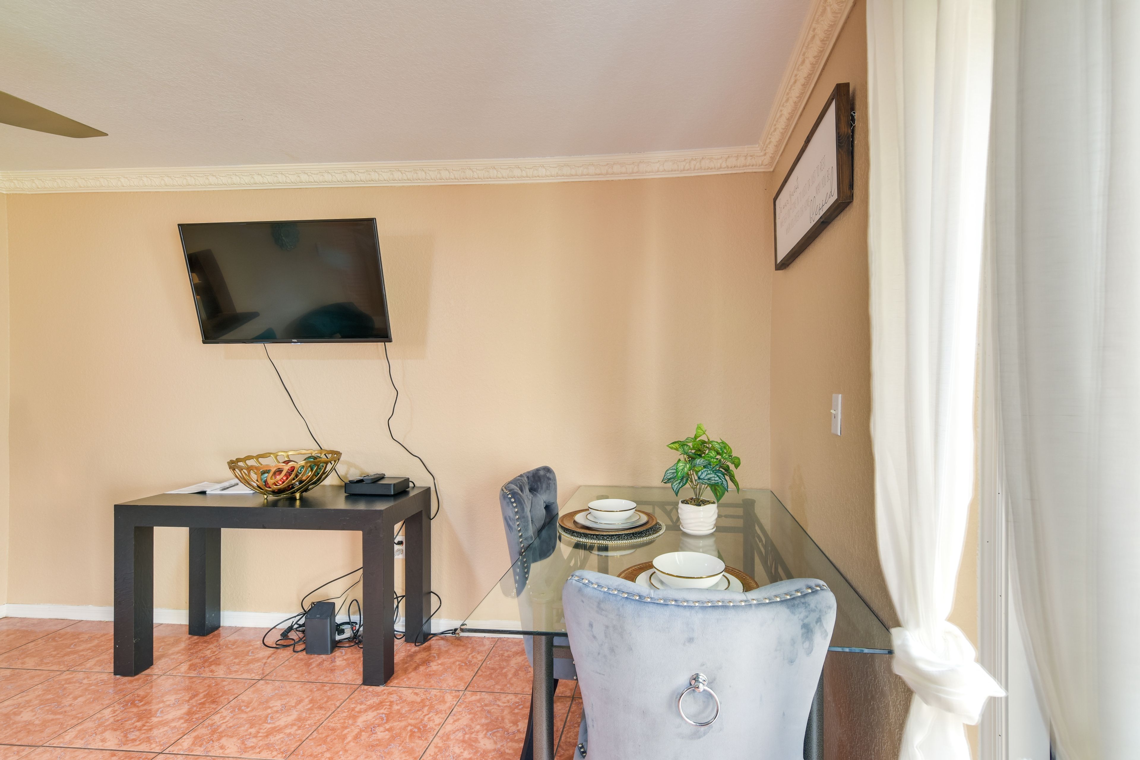 Dining Area | Dishware & Flatware Provided