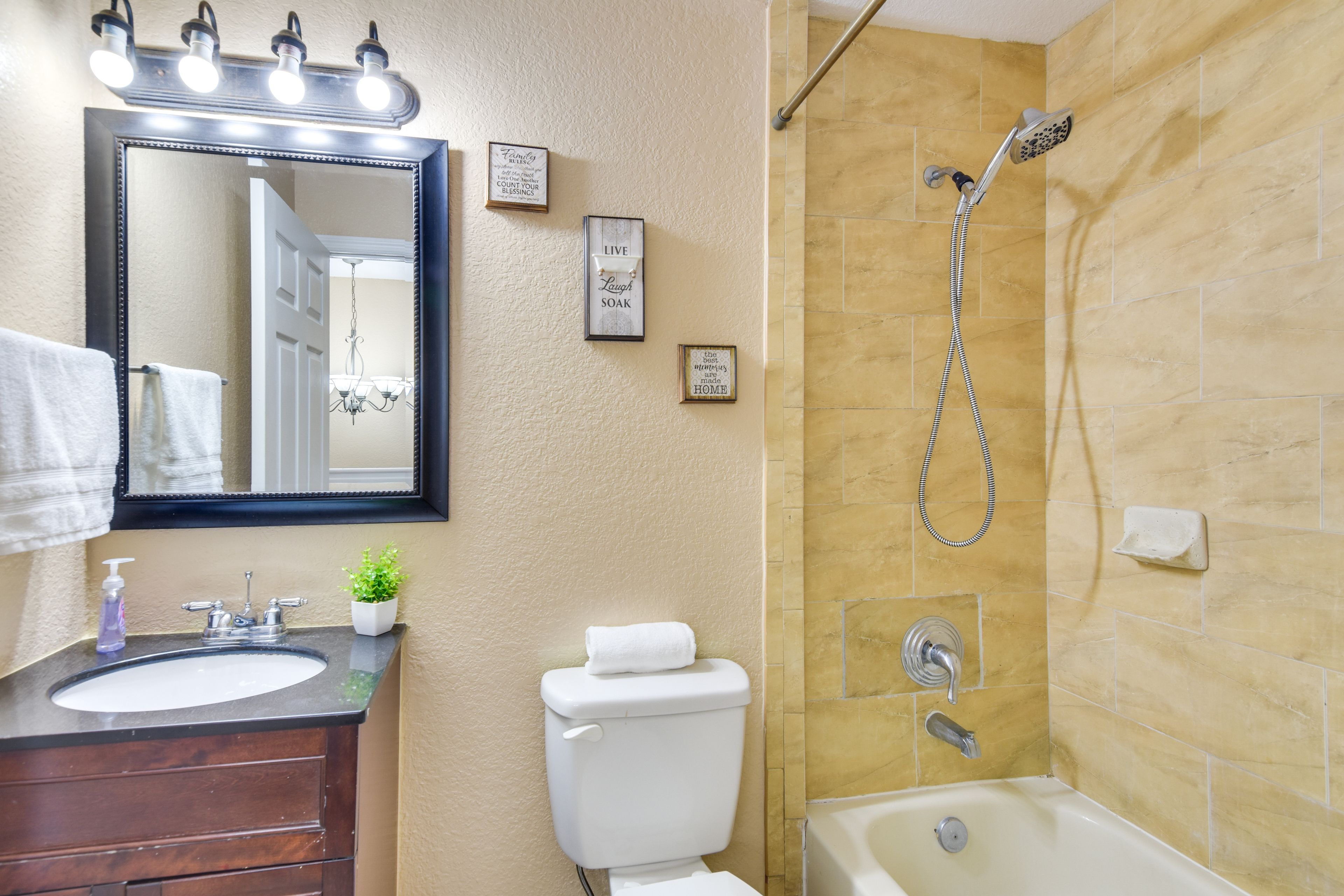 Full Bathroom | 2nd Floor | Complimentary Toiletries Provided