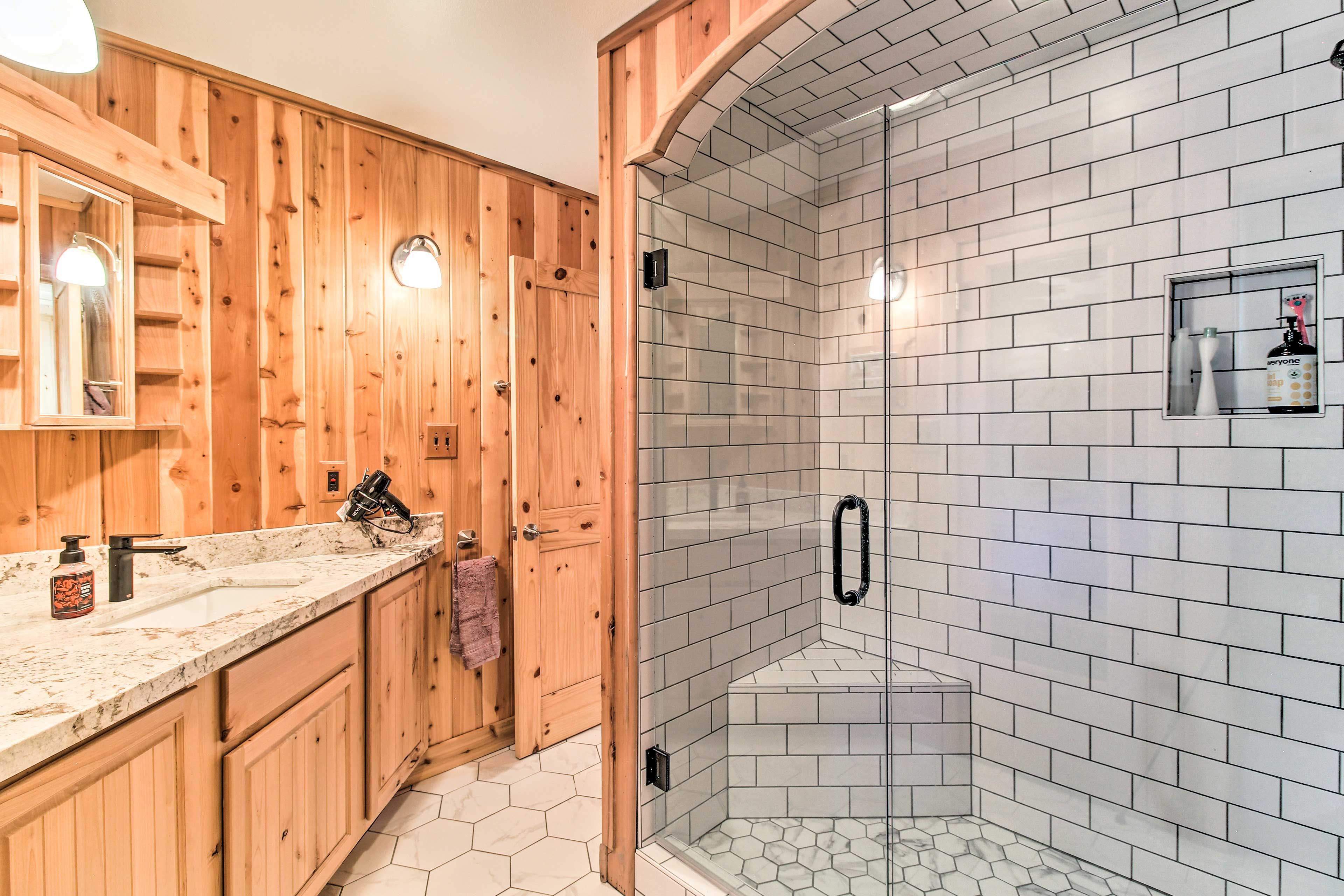Full Bathroom | 2nd Floor | Towels Provided