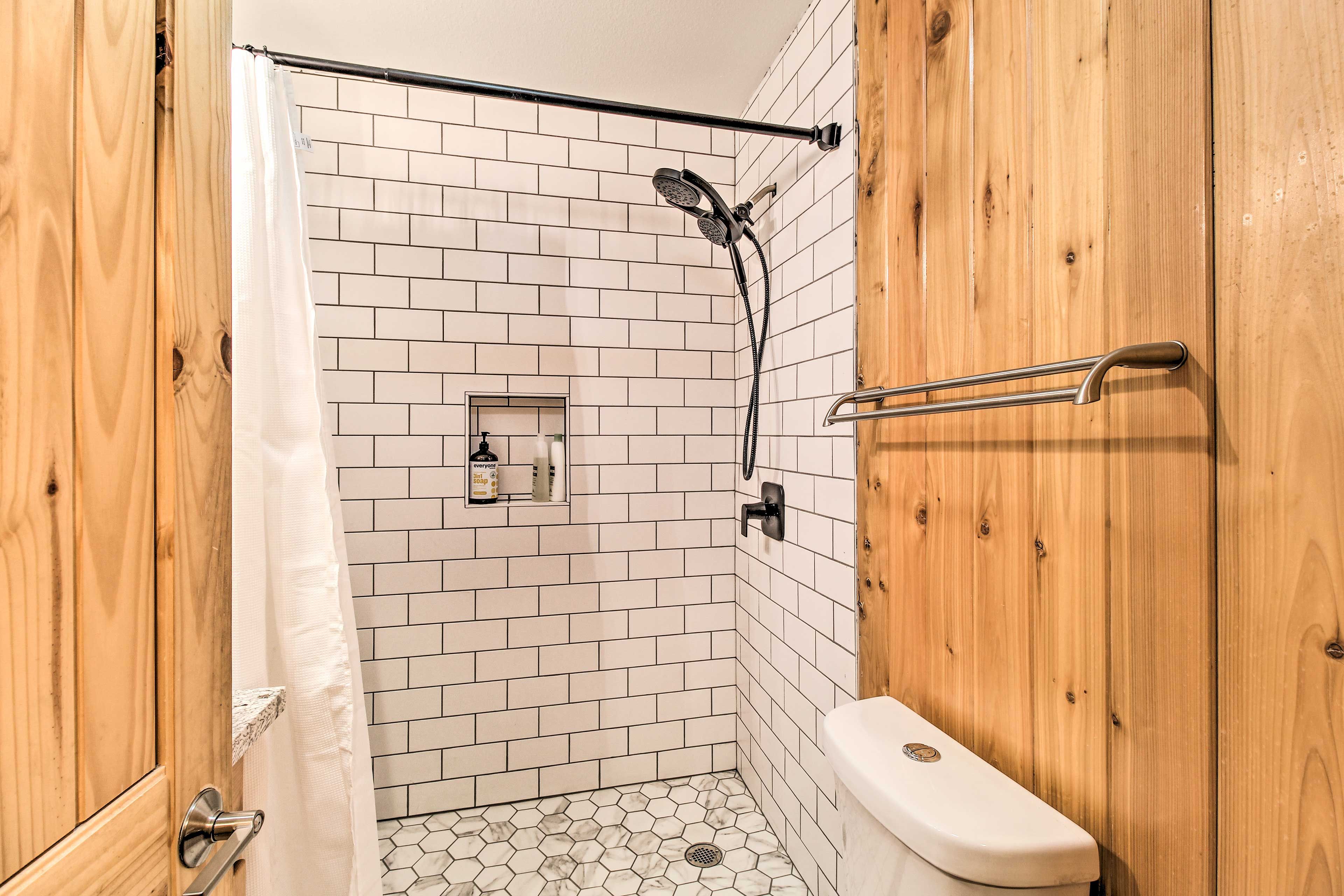 Full Bathroom | 1st Floor | Complimentary Toiletries