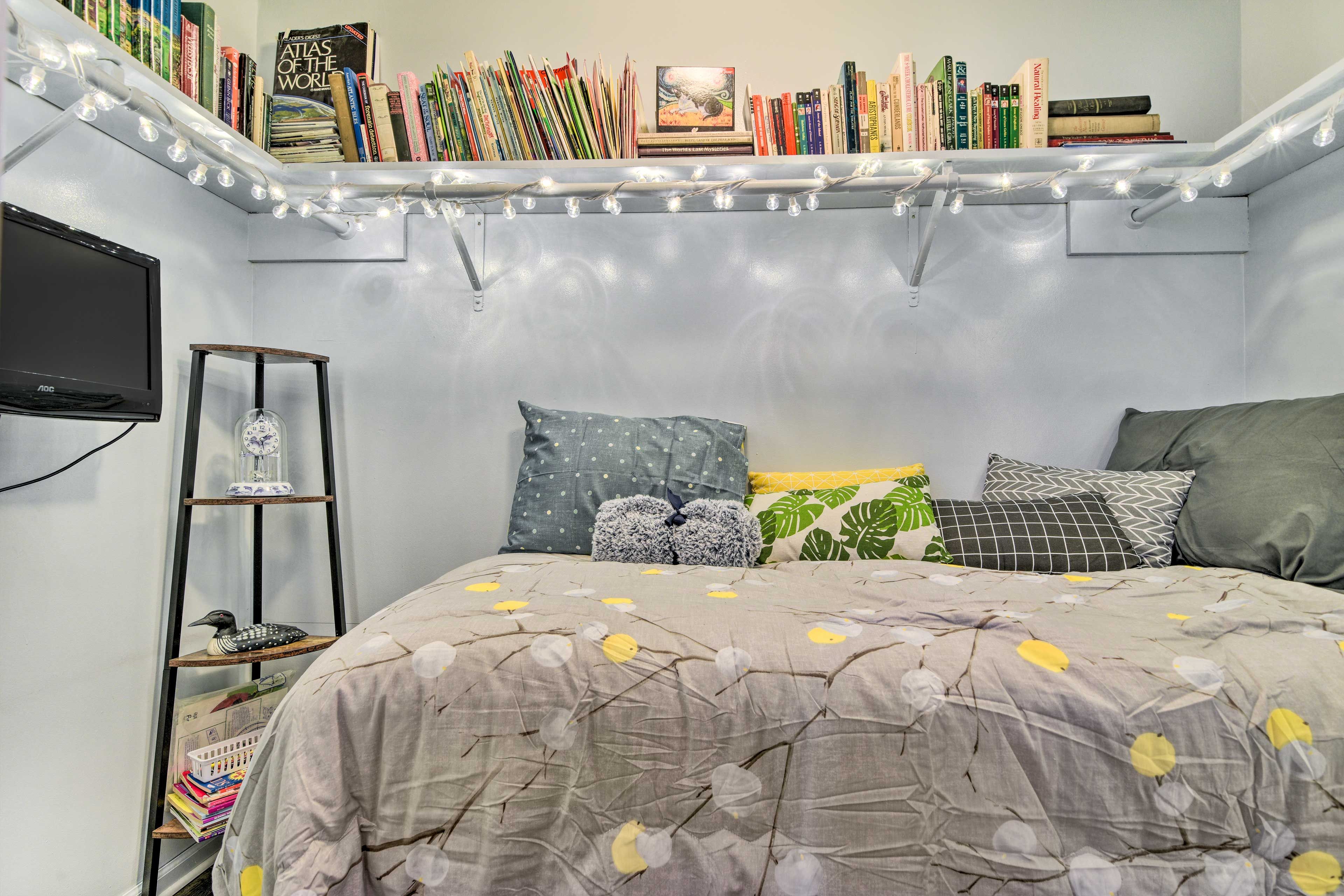 Reading Nook | Full Bed | Smart TV