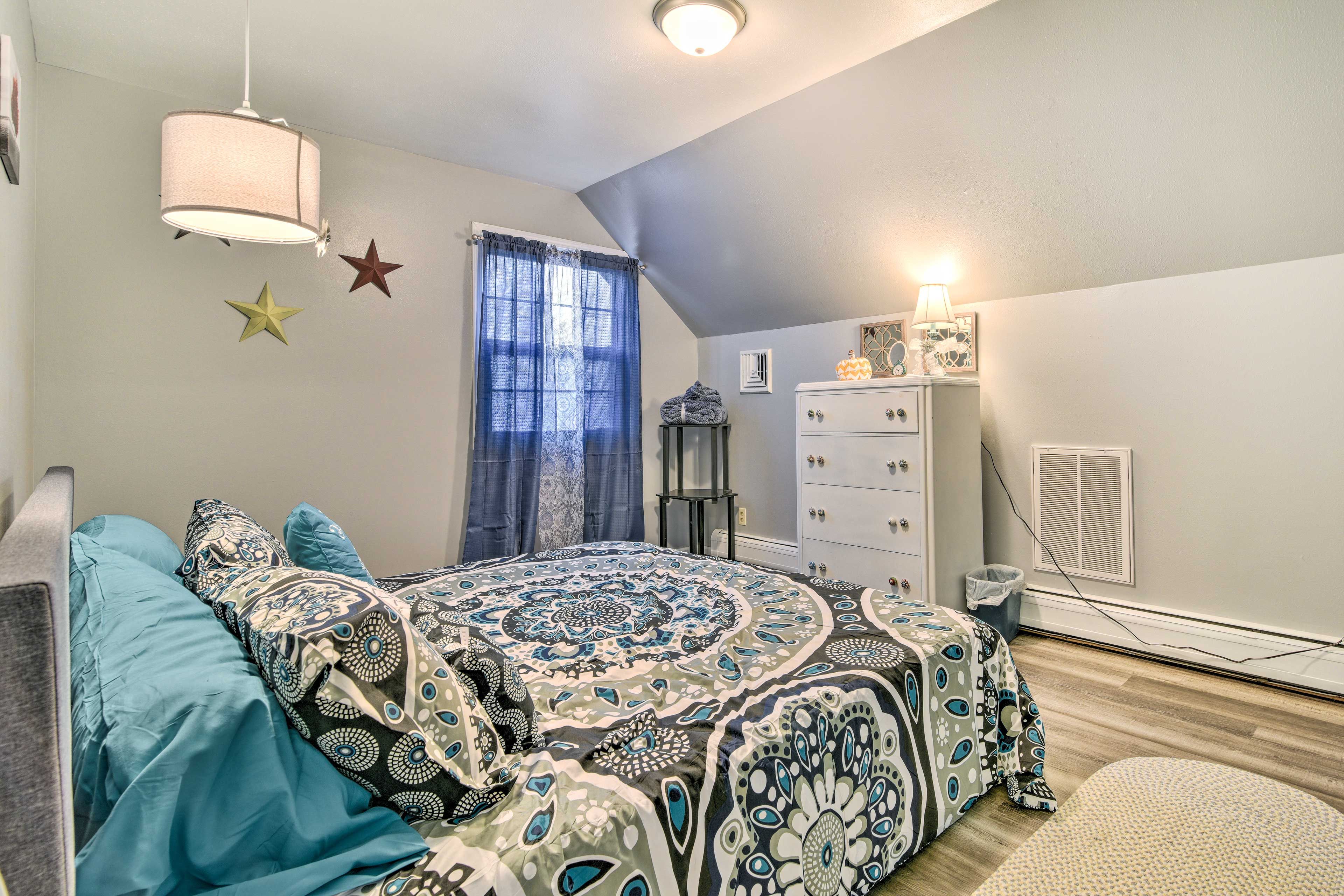 Bedroom | King Bed | Twin Rollaway Bed