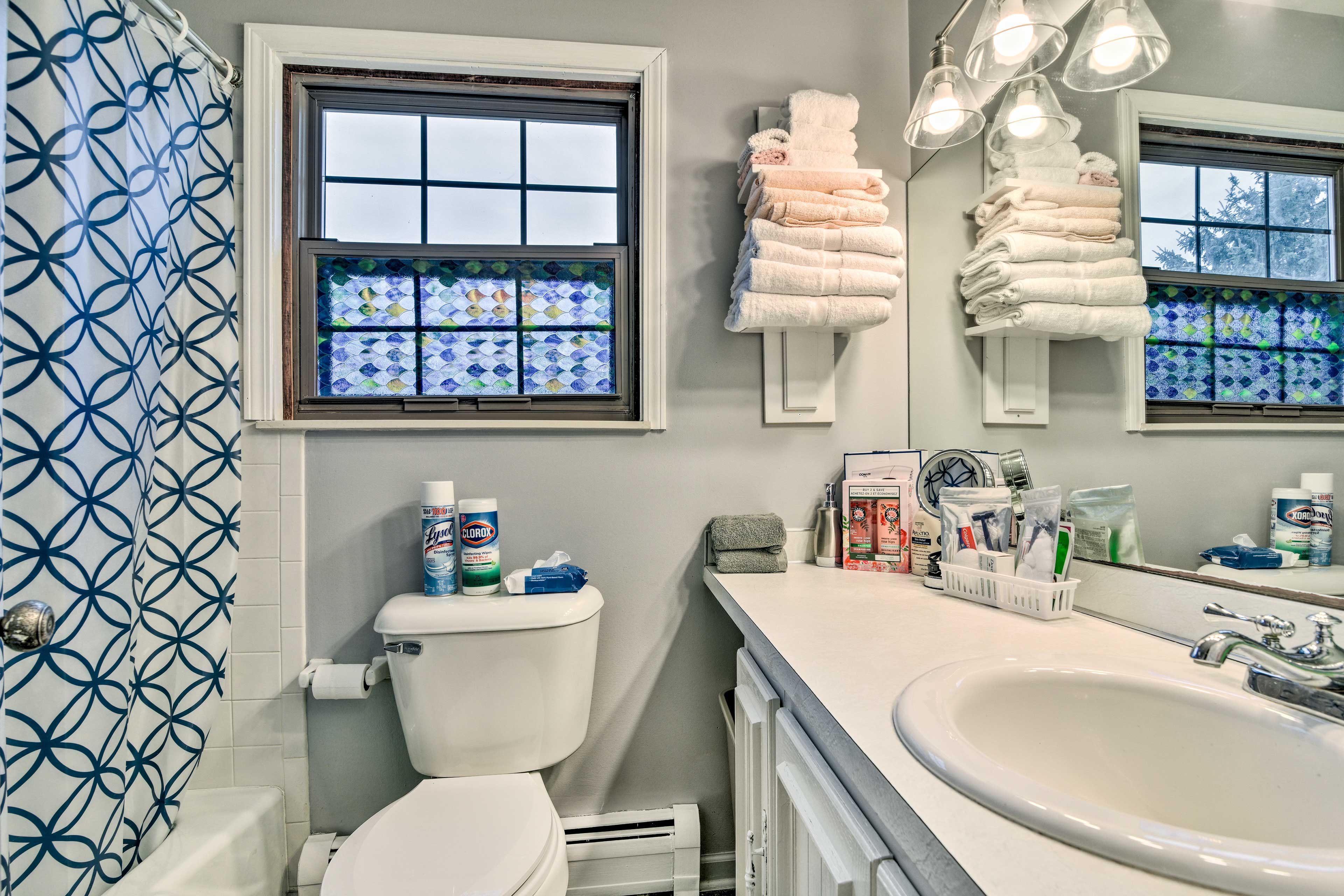 Full Bathroom | Complimentary Toiletries | Hair Dryer