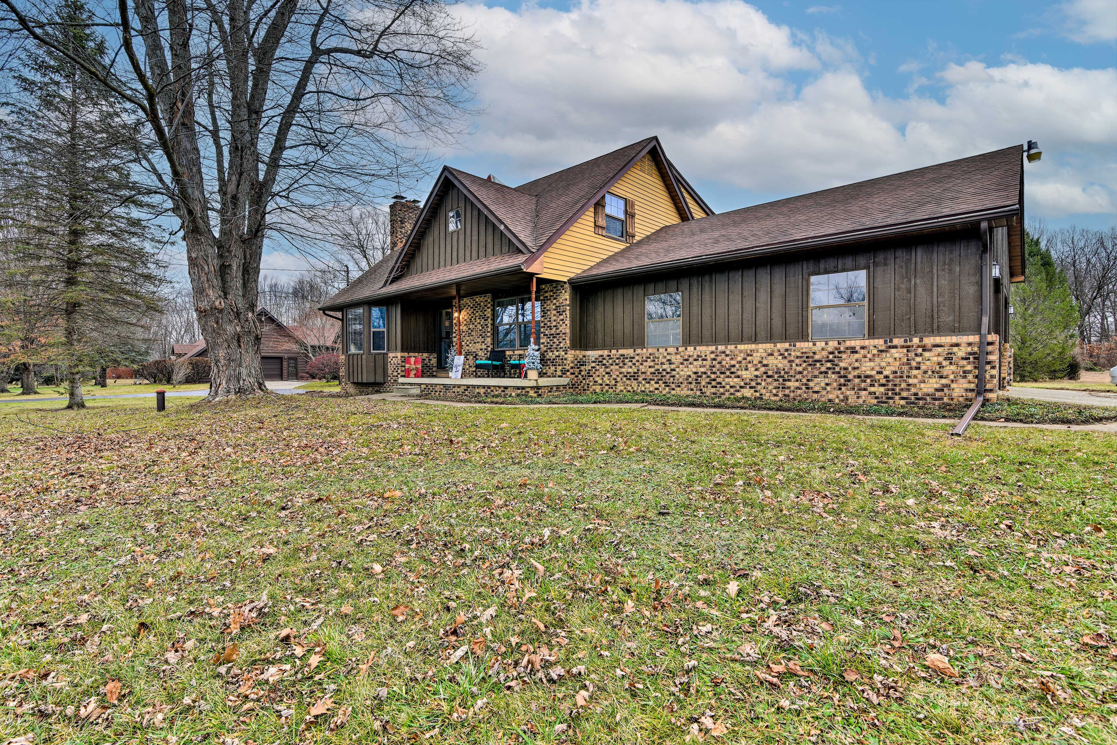 Property Exterior | Driveway (5 Vehicles)
