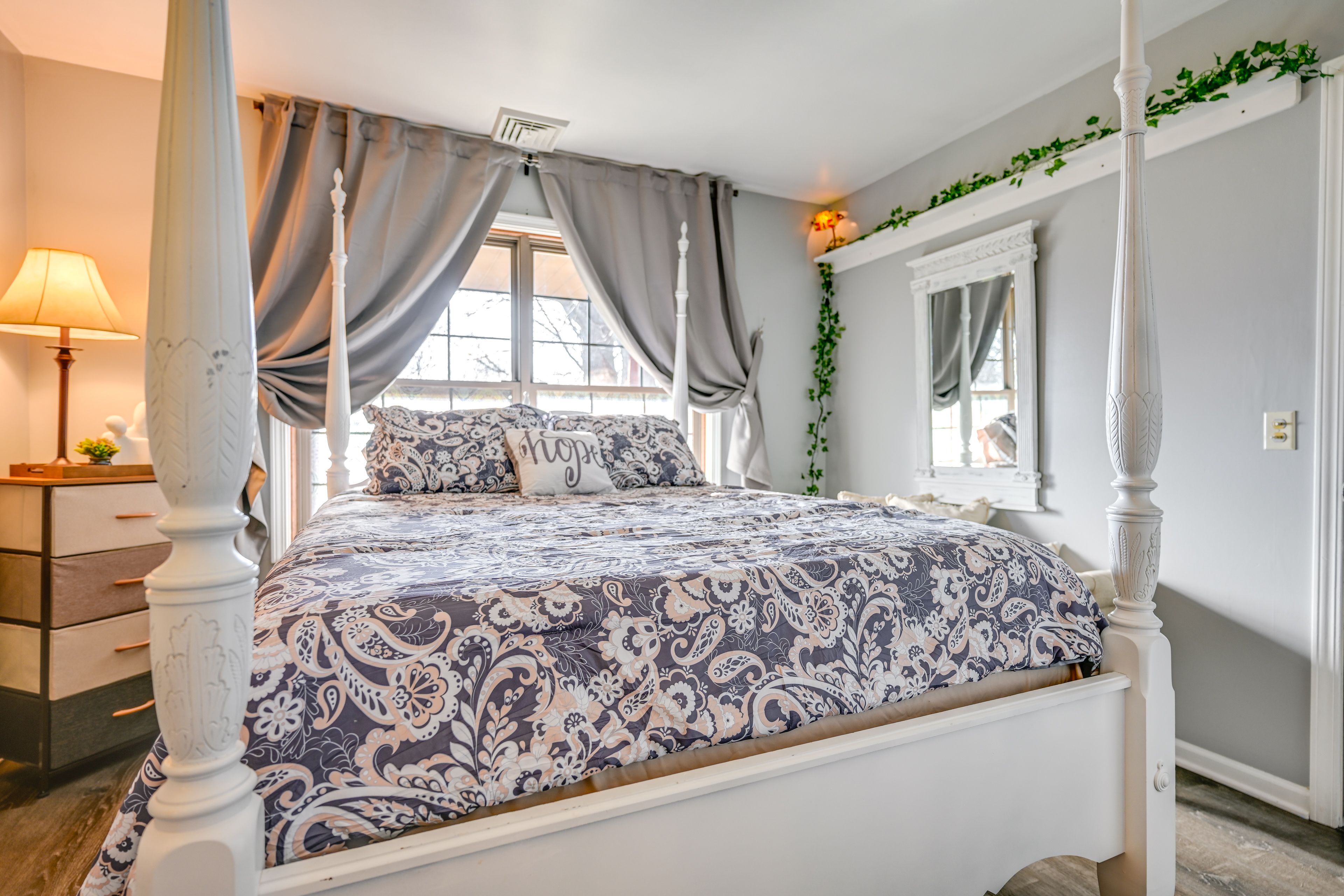 Bedroom | Queen Bed | Full Rollaway Bed
