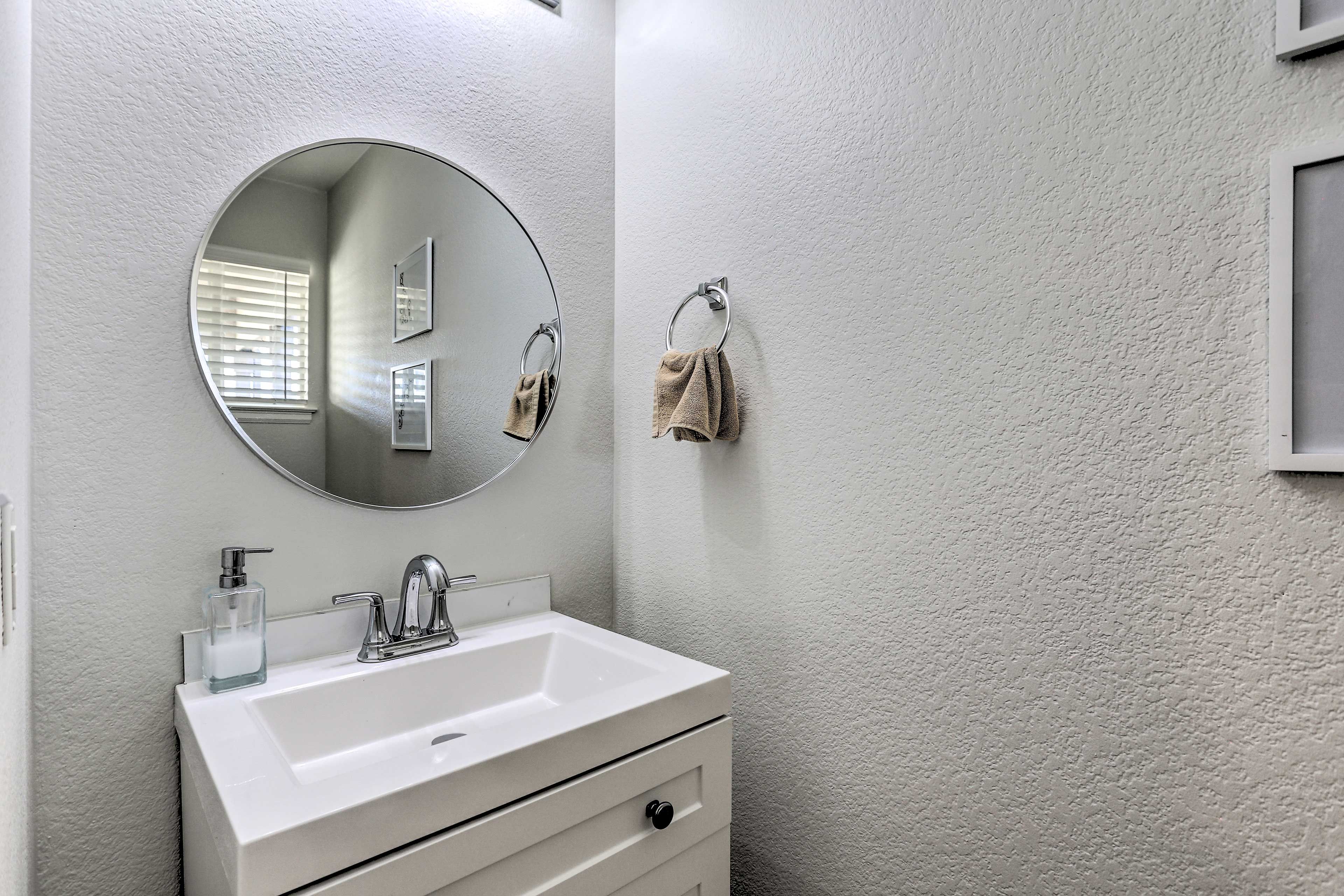 Half Bathroom | Towels Provided