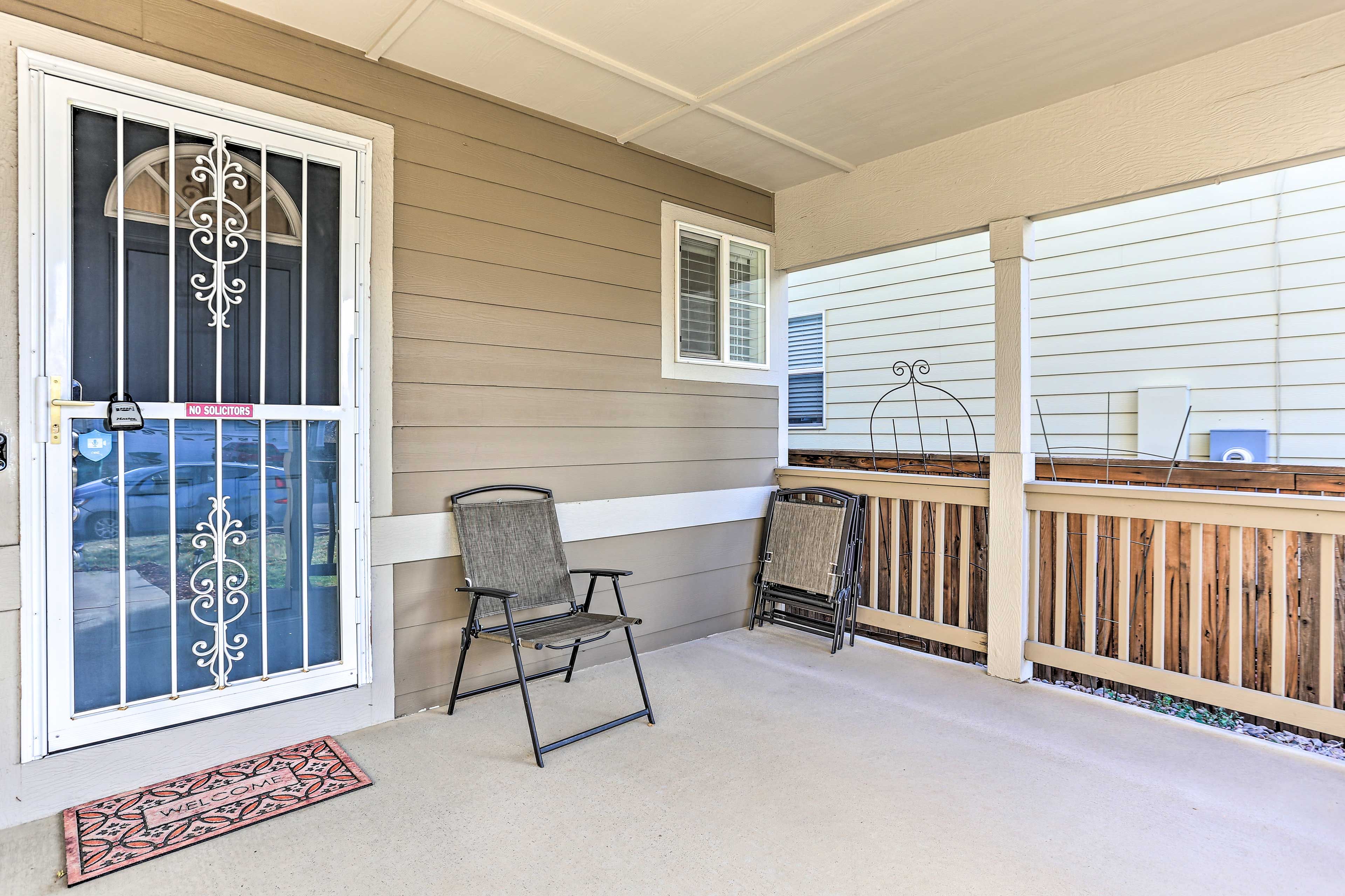 Entrance | 3 Exterior Security Cameras (Facing Outward)
