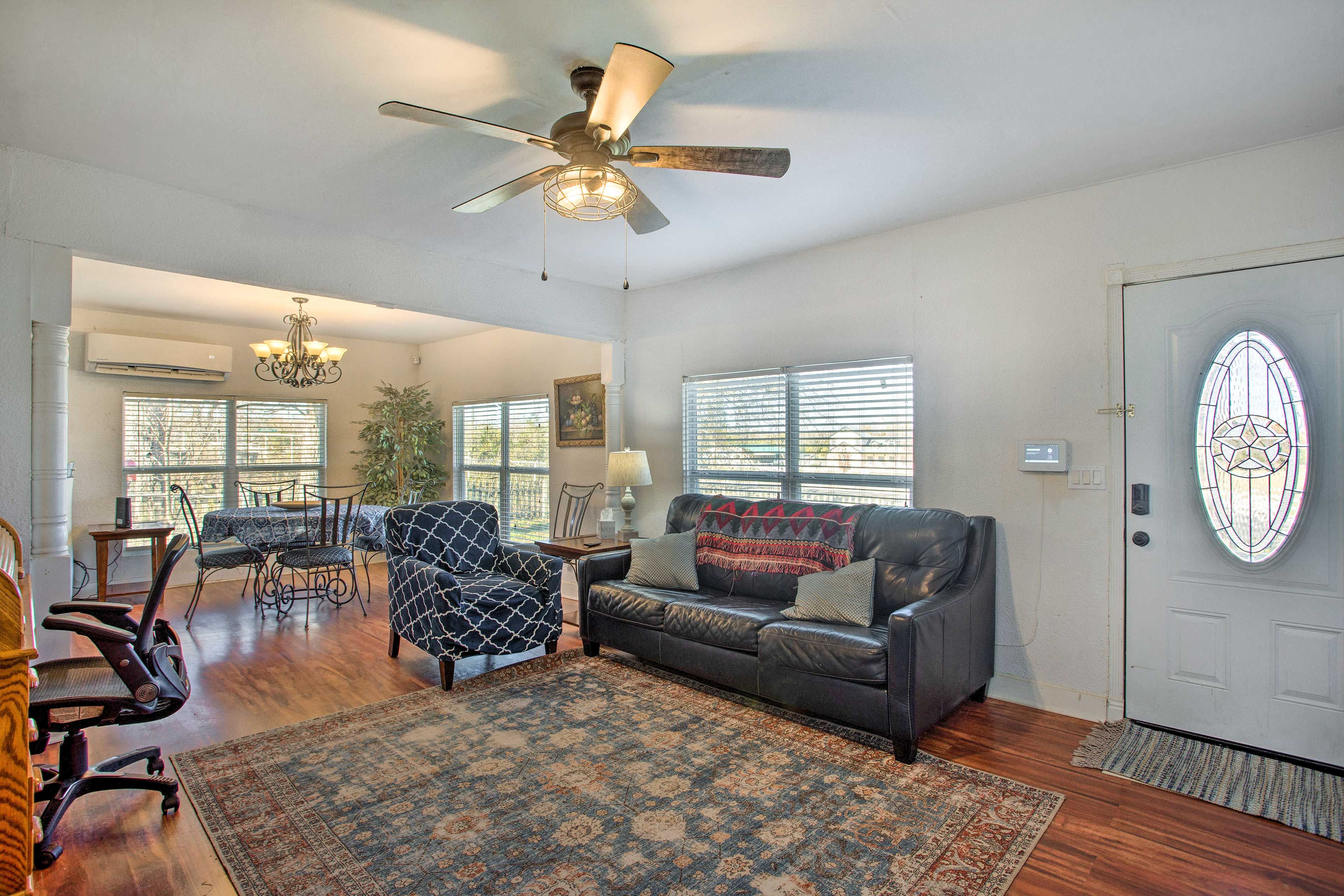 Living Room | Free WiFi | Gas Fireplace | Smart TV | Queen Sleeper Sofa