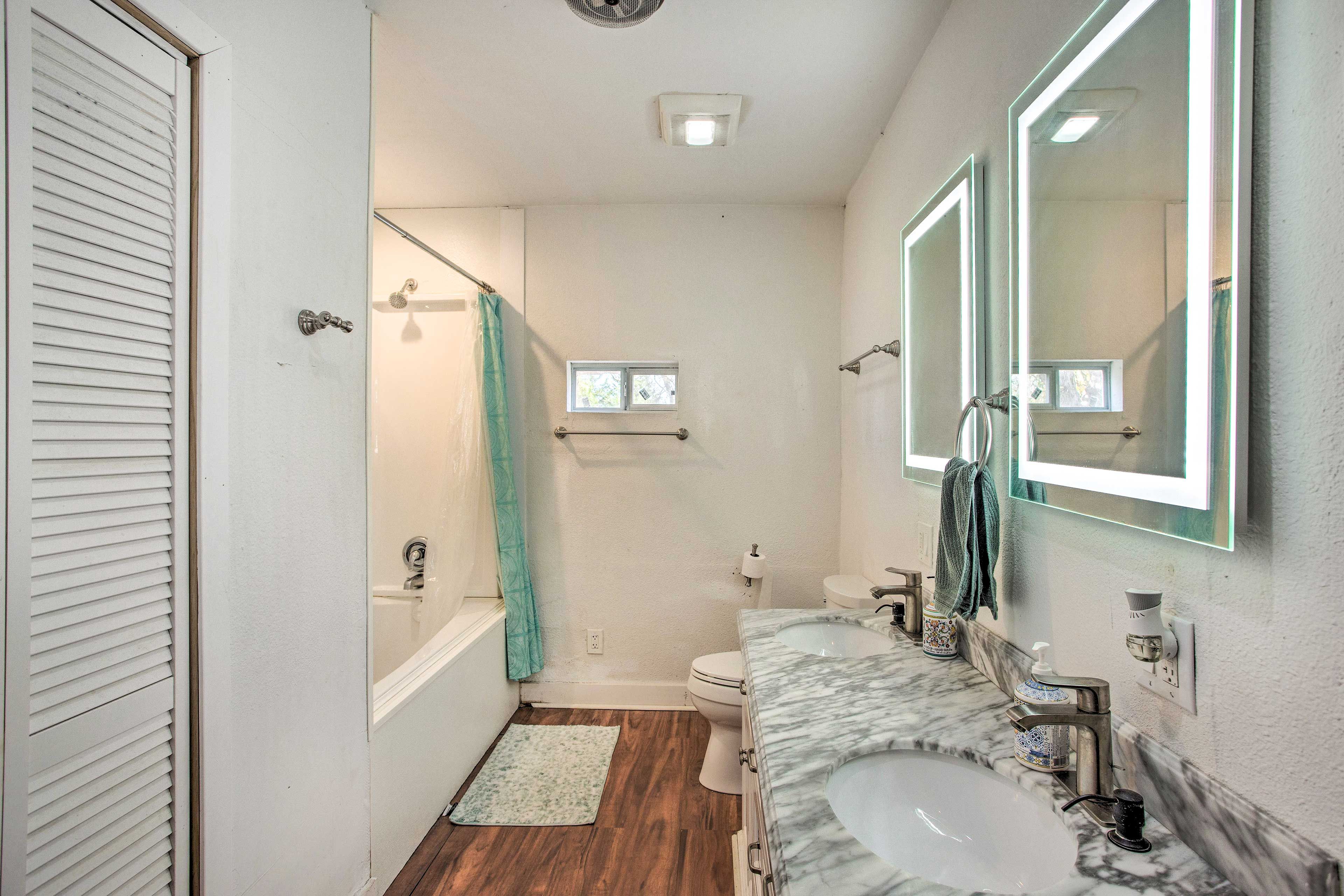 Full Bathroom | Complimentary Toiletries | Jetted Tub | Laundry Area