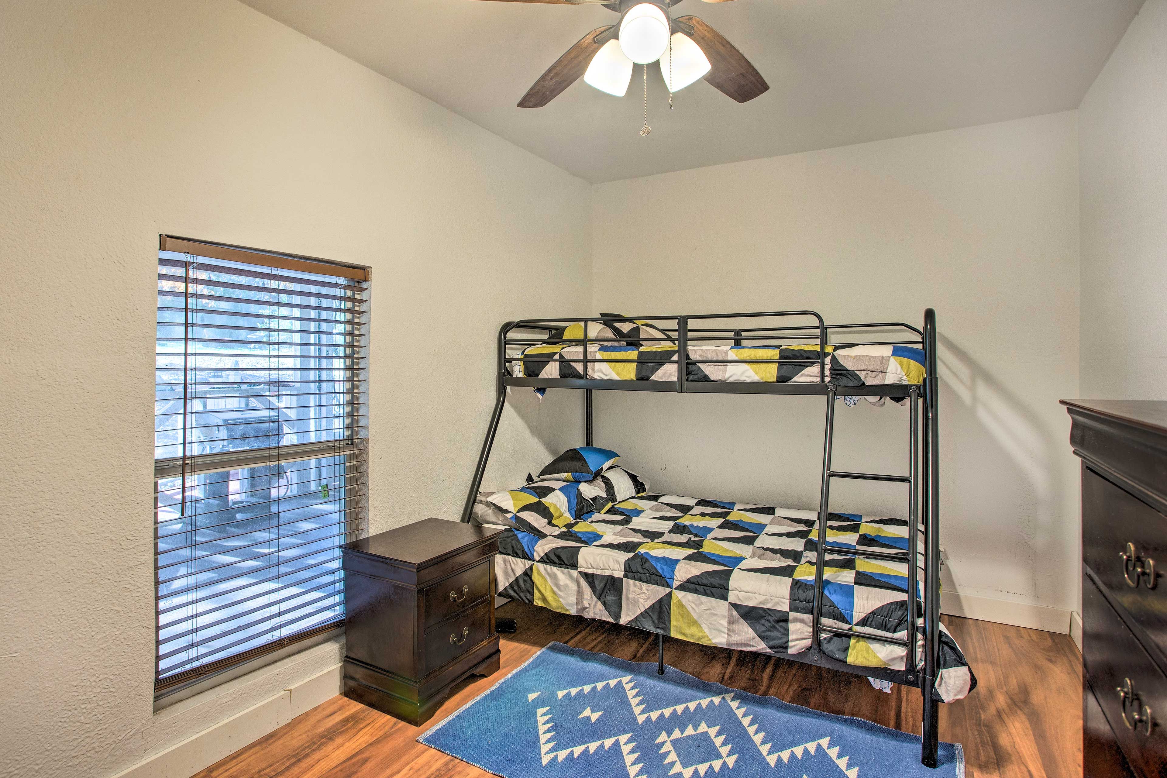 Bedroom 2 | Twin/Full Bunk Bed