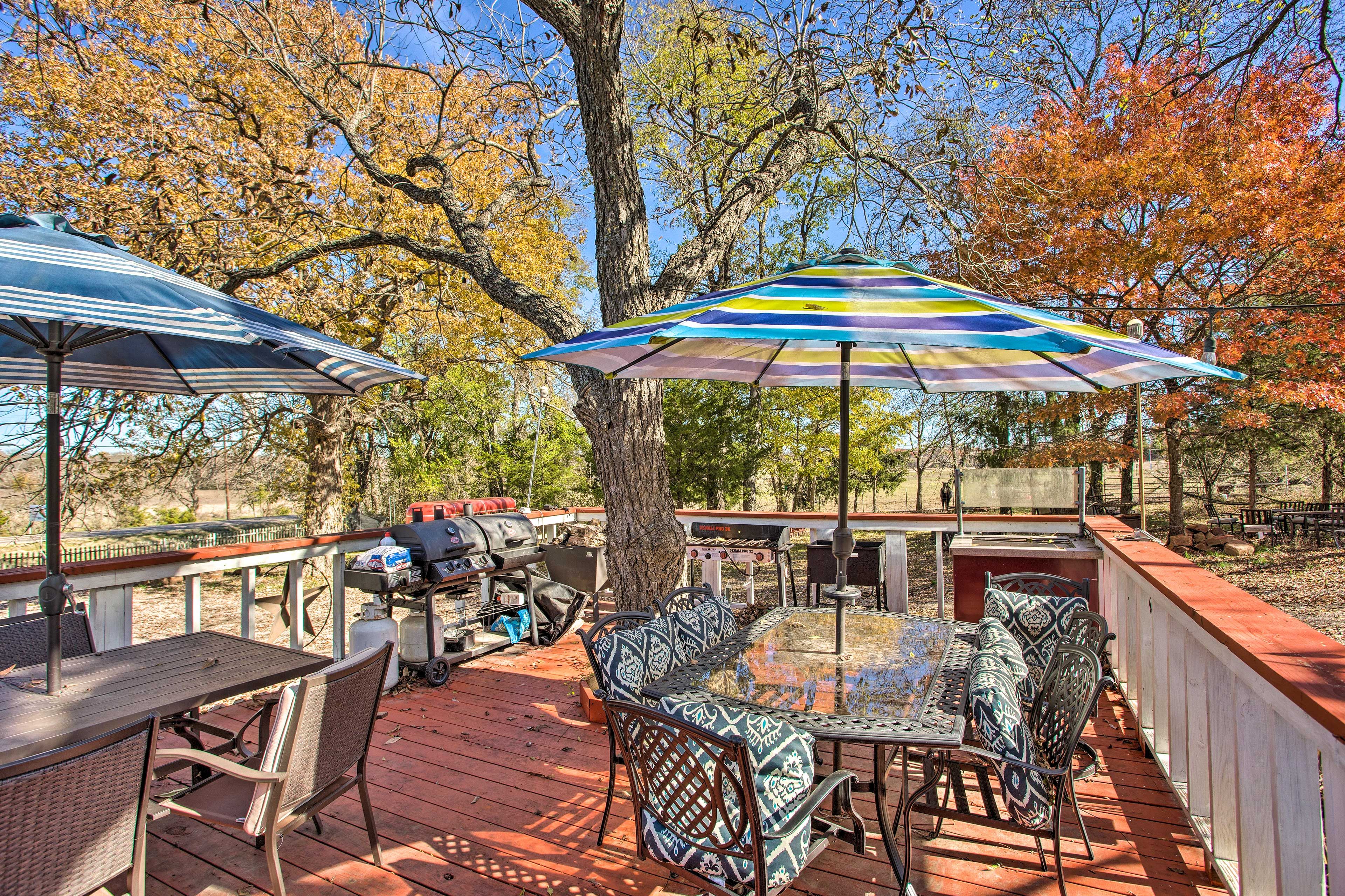 Deck | Outdoor Dining Area | Gas Grill | Charcoal Grill