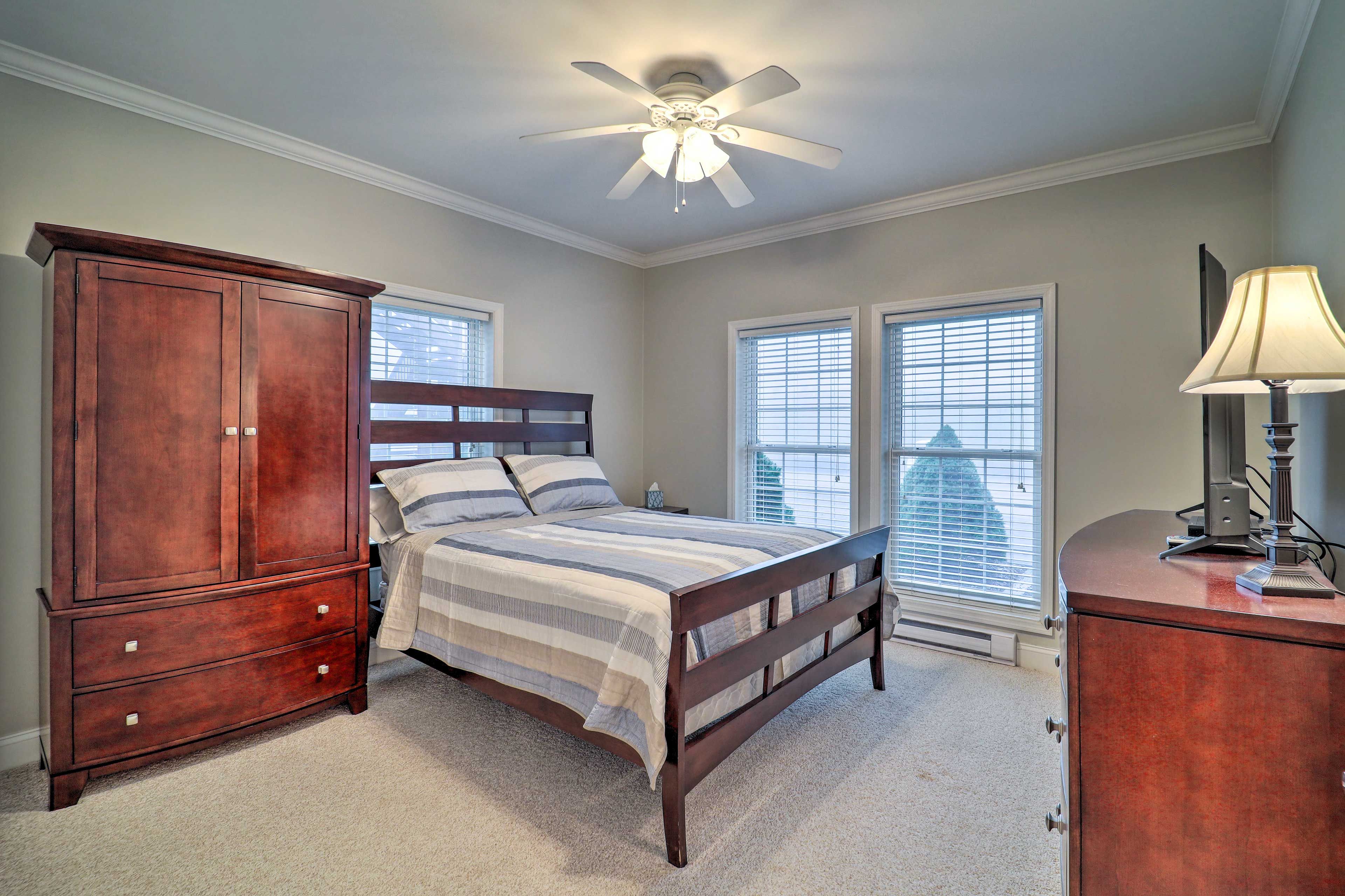 Bedroom 2 | Queen Bed | Hangers