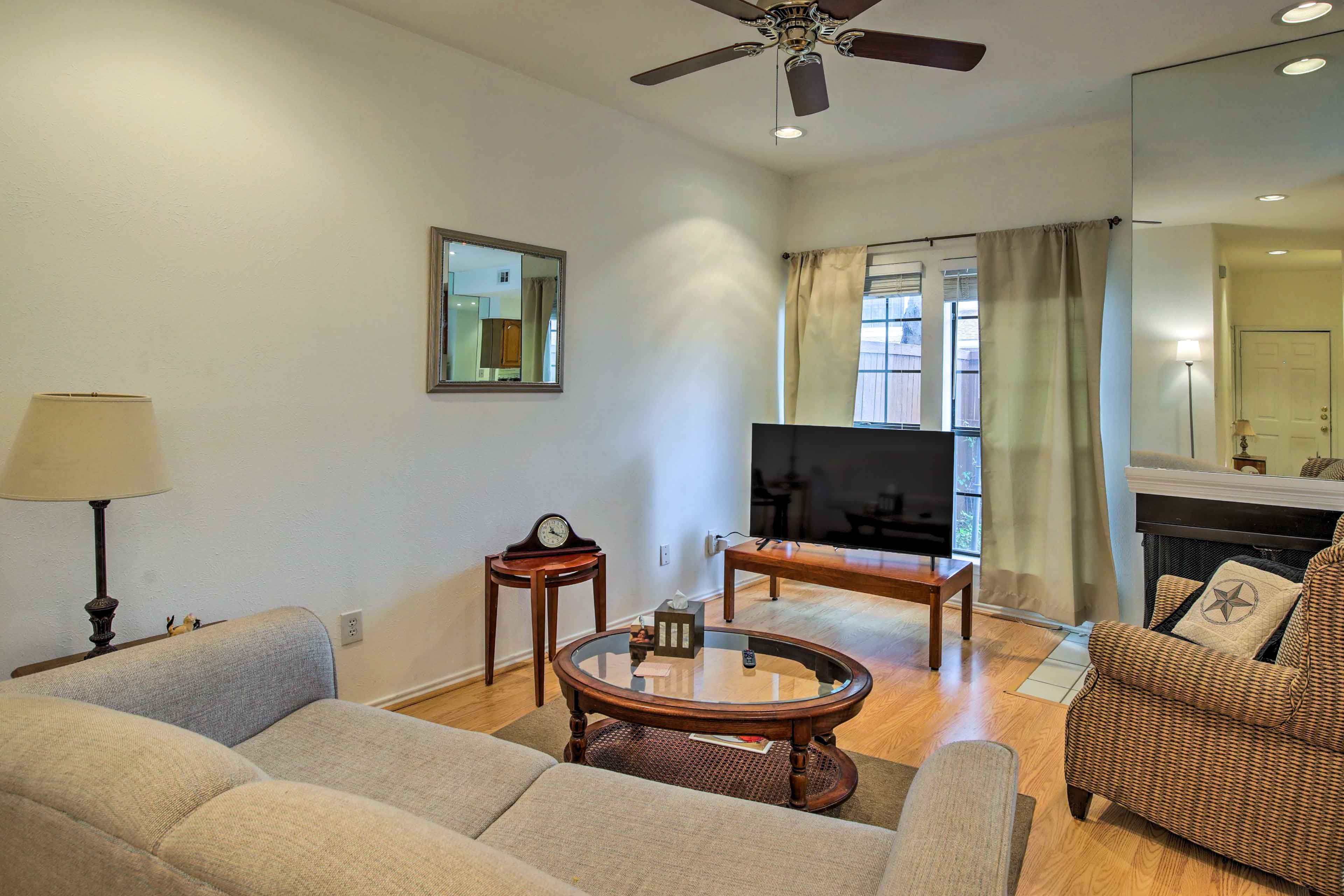 Living Room | 50" Smart TV | Free WiFi
