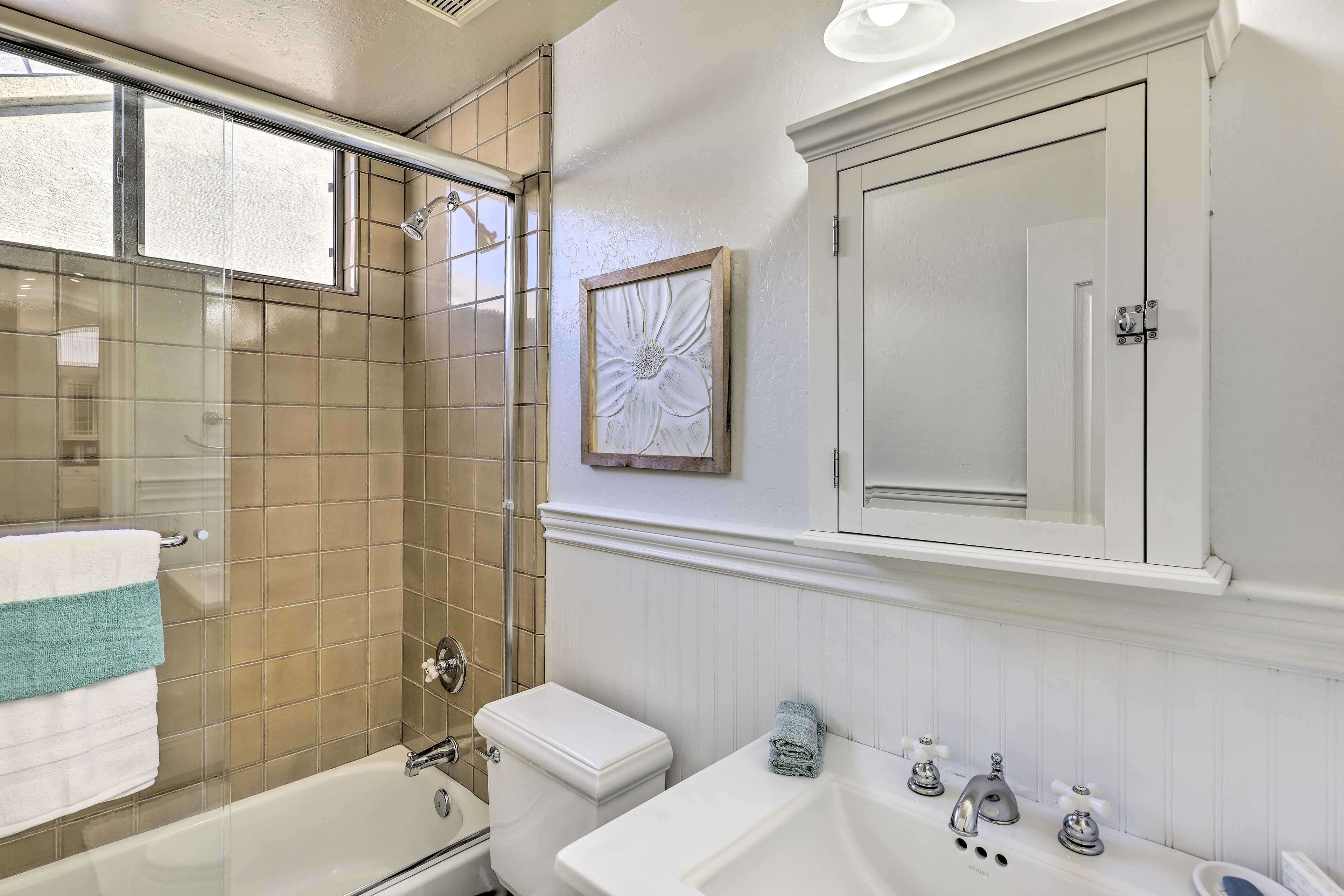 Full Bathroom | Main Level | Complimentary Toiletries