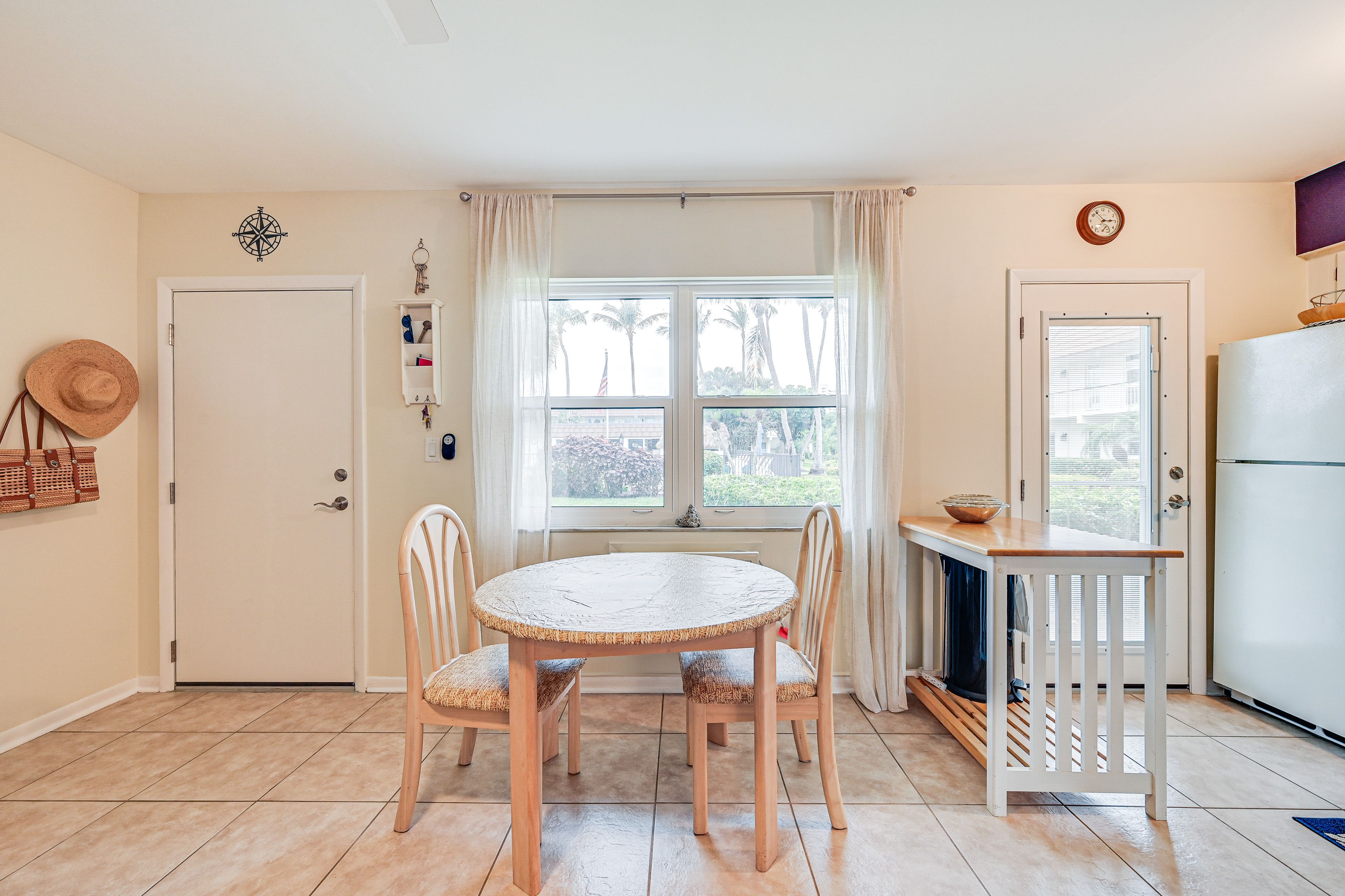 Dining Area | Dishes & Flatware Provided
