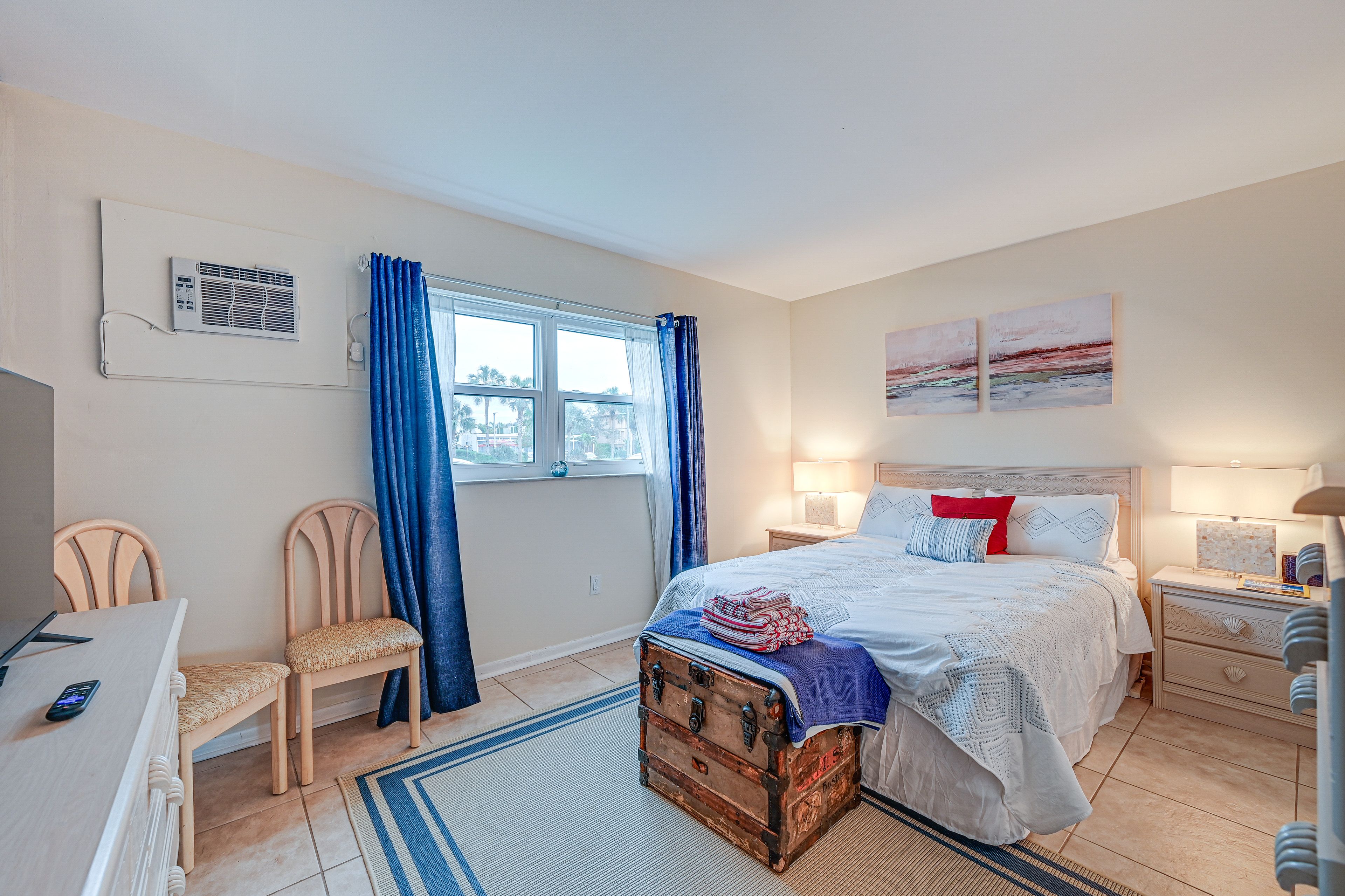 Bedroom | Queen Bed | Linens Provided