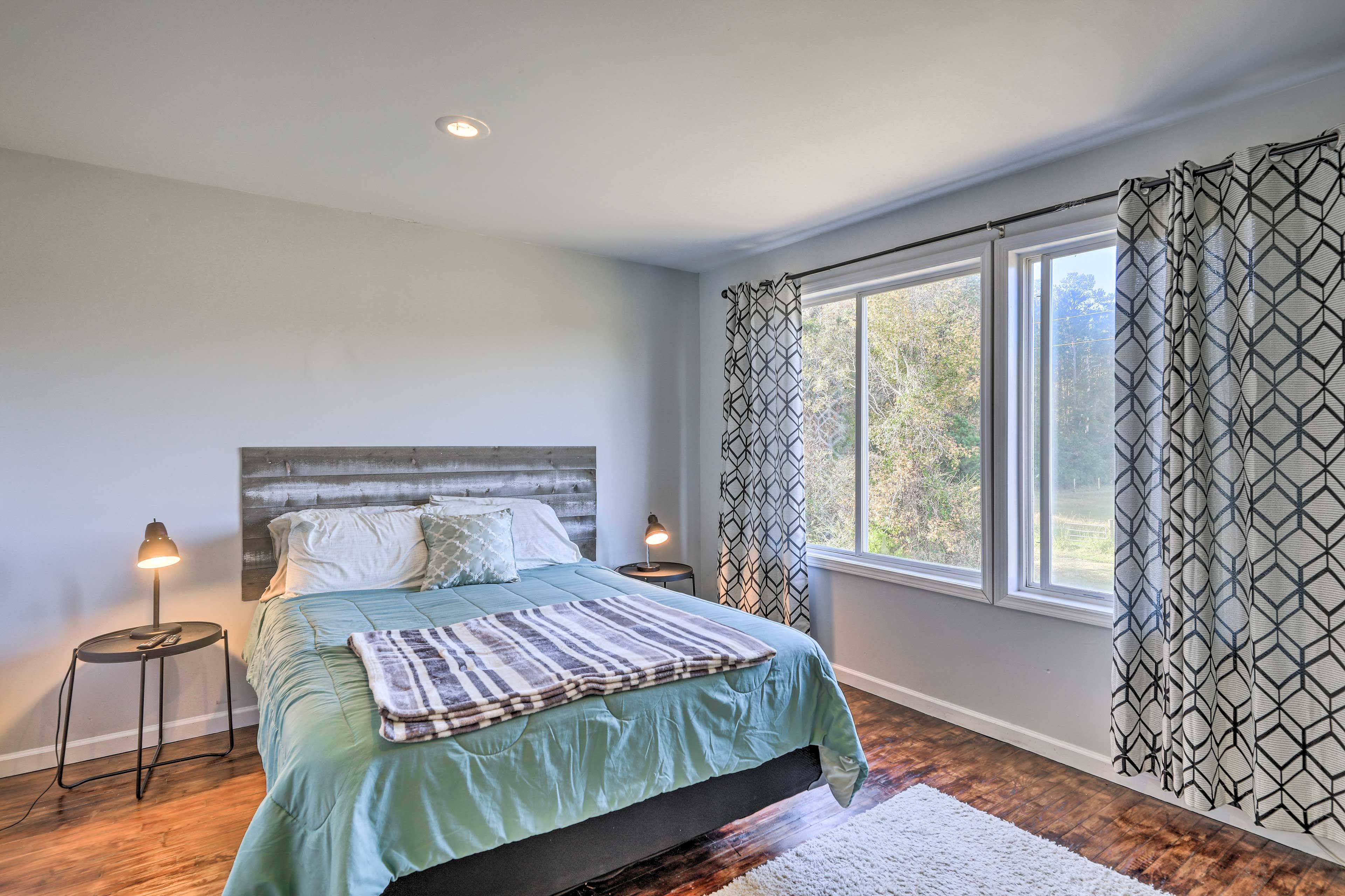 Bedroom | Queen Bed | Linens & Towels | Smart TV