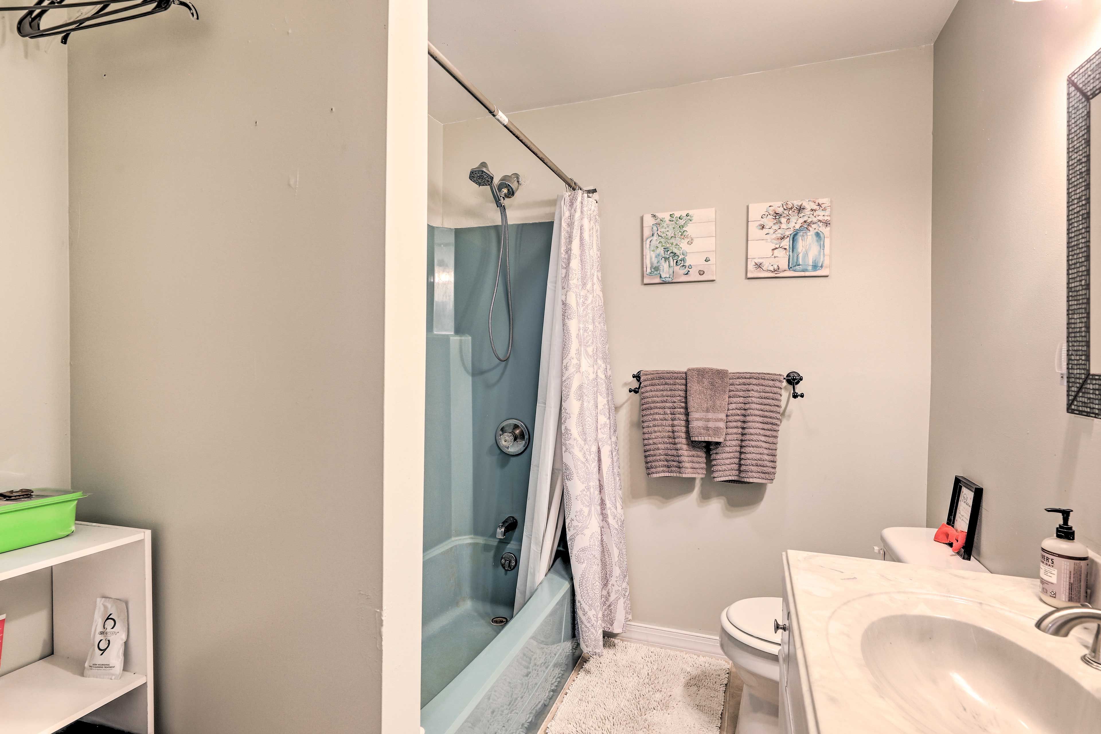 Full Bathroom | Complimentary Toiletries